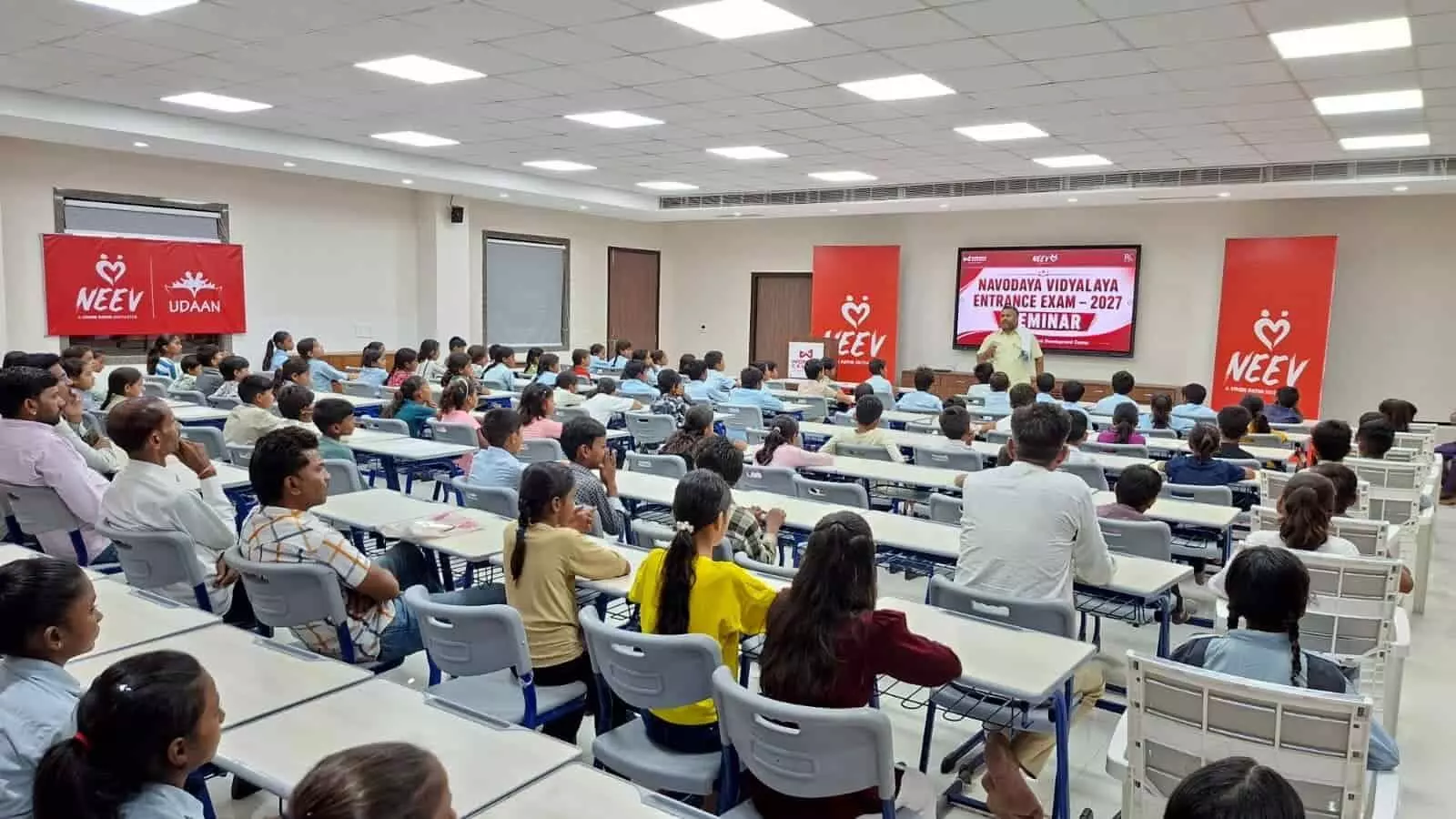 निम्बाहेड़ा में नवोदय प्रवेश परीक्षा मार्गदर्शन सेमिनार के दौरान अध्ययन सामग्री प्राप्त करते ग्रामीण विद्यार्थी। निम्बाहेड़ा में नवोदय प्रवेश परीक्षा मार्गदर्शन सेमिनार के दौरान अध्ययन सामग्री प्राप्त करते ग्रामीण विद्यार्थी।