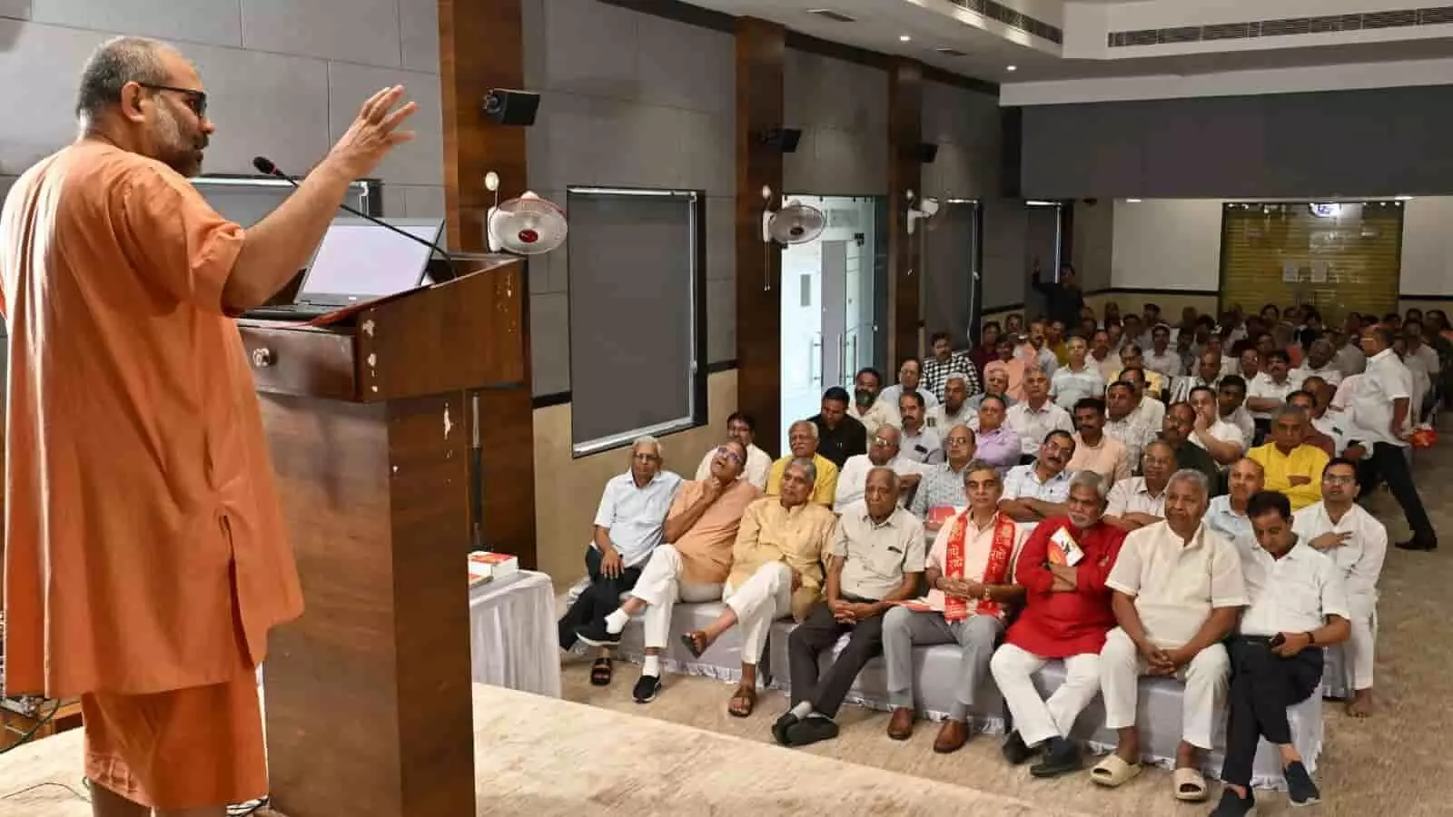 तस्वीर में स्वामी विज्ञानानंद कोटा में आयोजित बैठक को संबोधित कर रहे हैं। तस्वीर में स्वामी विज्ञानानंद कोटा में आयोजित बैठक को संबोधित कर रहे हैं।