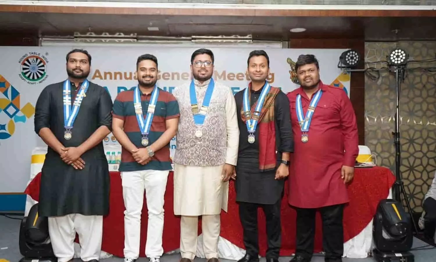 तस्वीर में कोटा राउंड टेबल 281 के नवनिर्वाचित पदाधिकारी बैठक के दौरान एक साथ खड़े हैं। तस्वीर में कोटा राउंड टेबल 281 के नवनिर्वाचित पदाधिकारी बैठक के दौरान एक साथ खड़े हैं।