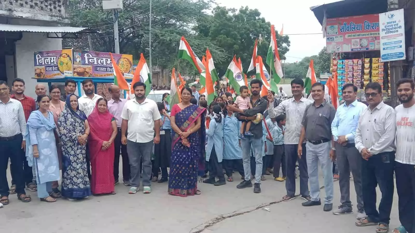 आकोला में हर घर तिरंगा अभियान के तहत हाथों में तिरंगा लिए प्रभात फेरी निकालते विद्यार्थी। आकोला में हर घर तिरंगा अभियान के तहत हाथों में तिरंगा लिए प्रभात फेरी निकालते विद्यार्थी।