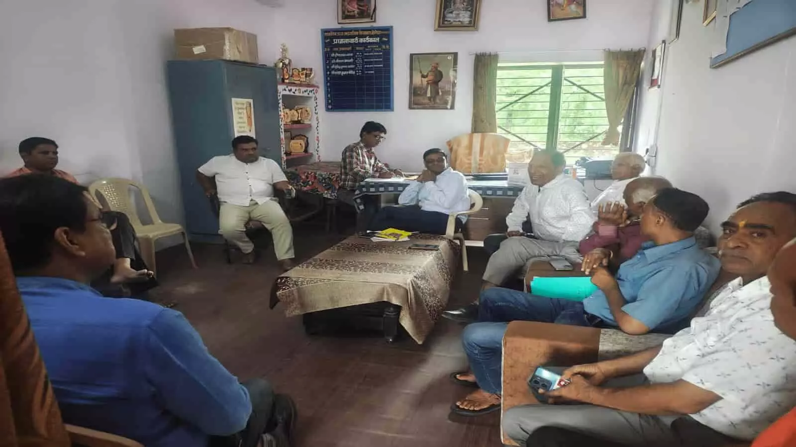 राजकीय उच्च माध्यमिक विद्यालय खेरोदा के कार्यालय में विकास समिति की बैठक में बैठे ग्रामीण और अधिकारी। राजकीय उच्च माध्यमिक विद्यालय खेरोदा के कार्यालय में विकास समिति की बैठक में बैठे ग्रामीण और अधिकारी।