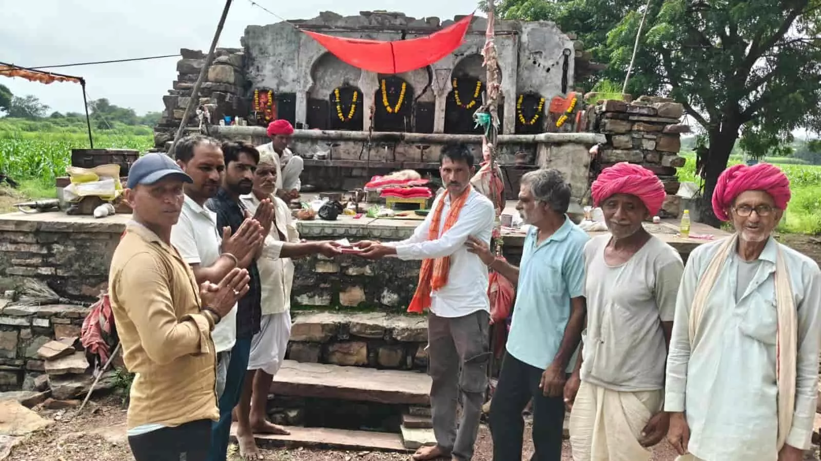तस्वीर में नन्दवाई के प्राचीन देवनारायण मंदिर परिसर में बैठक करते ग्रामीण दिख रहे हैं। तस्वीर में नन्दवाई के प्राचीन देवनारायण मंदिर परिसर में बैठक करते ग्रामीण दिख रहे हैं।