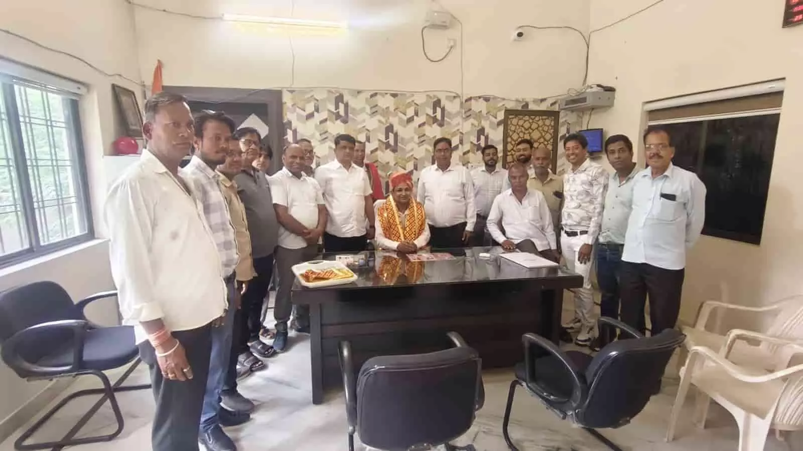 कार्यालय में नगर पालिका फतेहनगर-सनवाड़ के अधिशासी अधिकारी मुकेश कुमार मोहिल का स्वागत करते जनप्रतिनिधि व कर्मचारी। कार्यालय में नगर पालिका फतेहनगर-सनवाड़ के अधिशासी अधिकारी मुकेश कुमार मोहिल का स्वागत करते जनप्रतिनिधि व कर्मचारी।