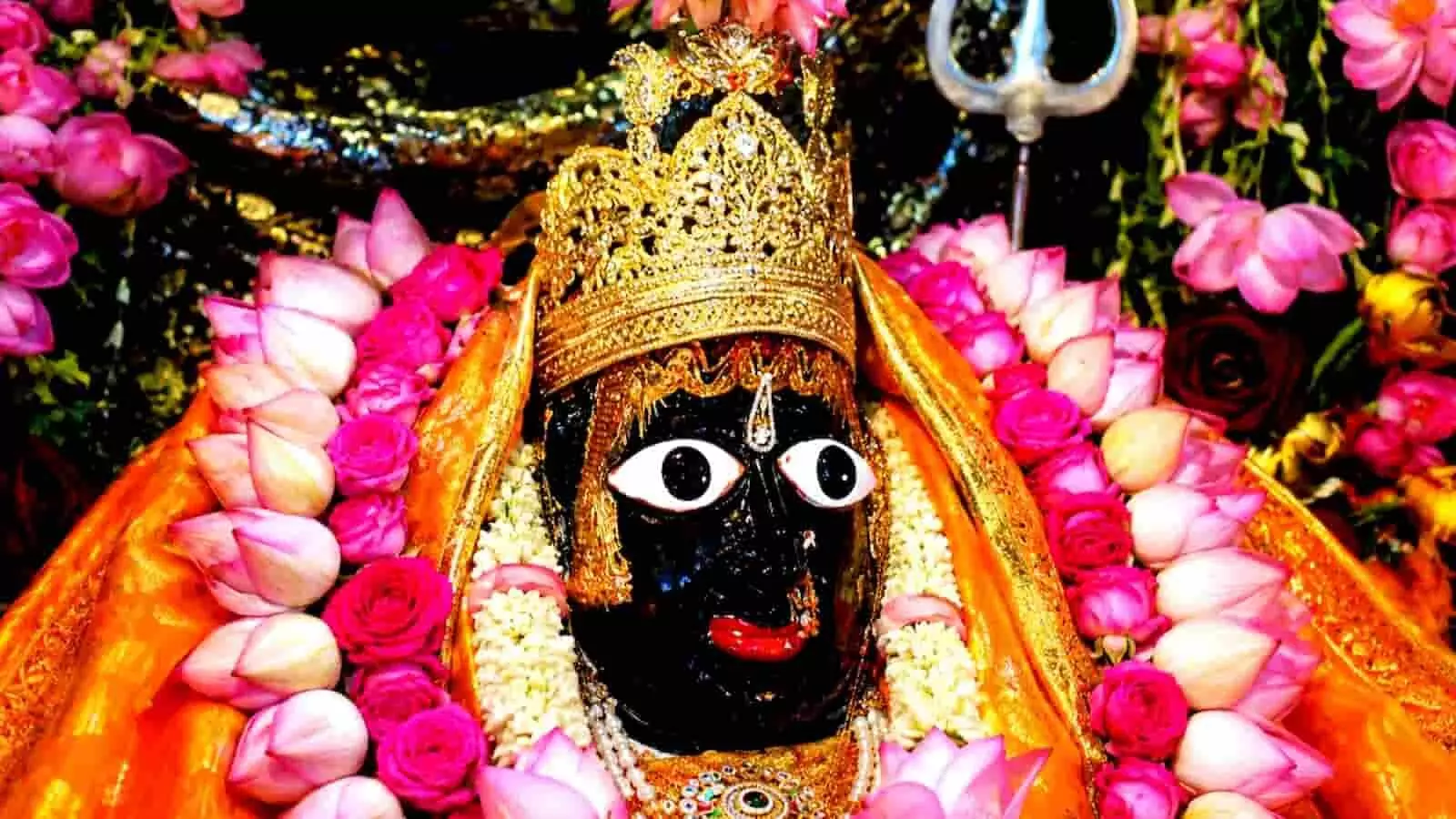 तस्वीर में फूलों और आभूषणों से सजी श्री रुद्राणी महाकालिका शक्तिपीठ की मूर्ति दिख रही है। तस्वीर में फूलों और आभूषणों से सजी श्री रुद्राणी महाकालिका शक्तिपीठ की मूर्ति दिख रही है।