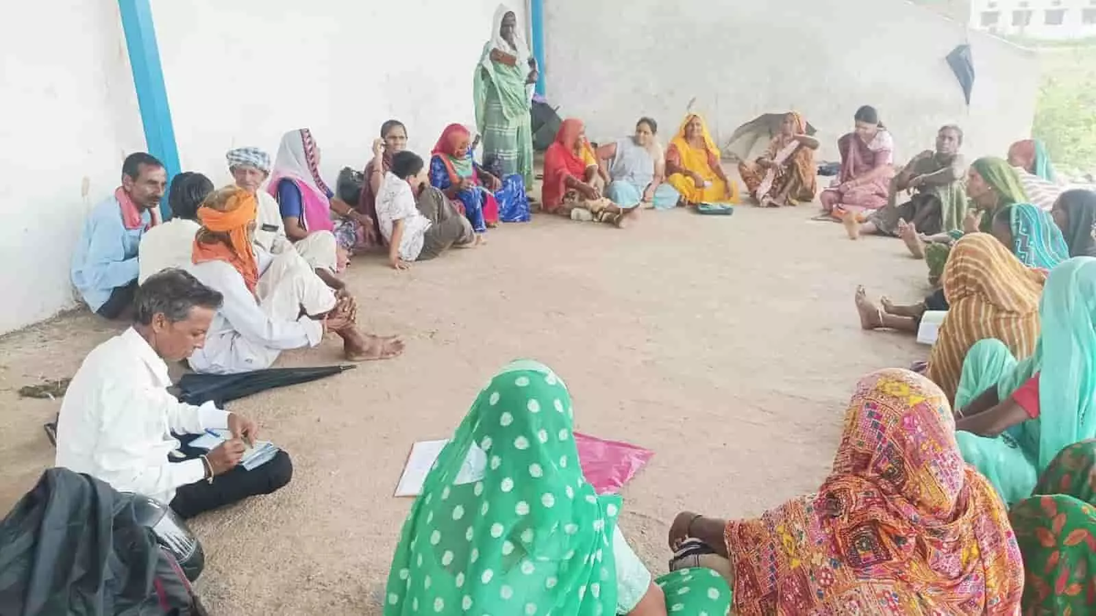 तस्वीर में कुक कम हेल्पर संघर्ष समिति के सदस्य बैठक करते हुए दिख रहे हैं। तस्वीर में कुक कम हेल्पर संघर्ष समिति के सदस्य बैठक करते हुए दिख रहे हैं।