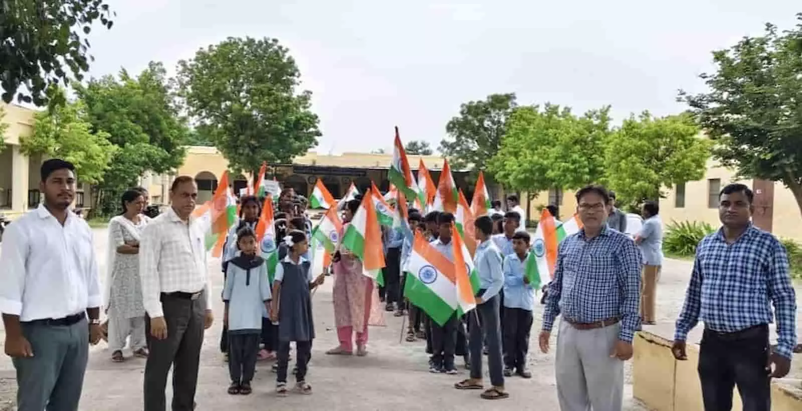 हाथों में तिरंगे झंडे थामे खड़े विद्यार्थी और शिक्षक डूंगला विद्यालय परिसर में नजर आ रहे हैं। हाथों में तिरंगे झंडे थामे खड़े विद्यार्थी और शिक्षक डूंगला विद्यालय परिसर में नजर आ रहे हैं।