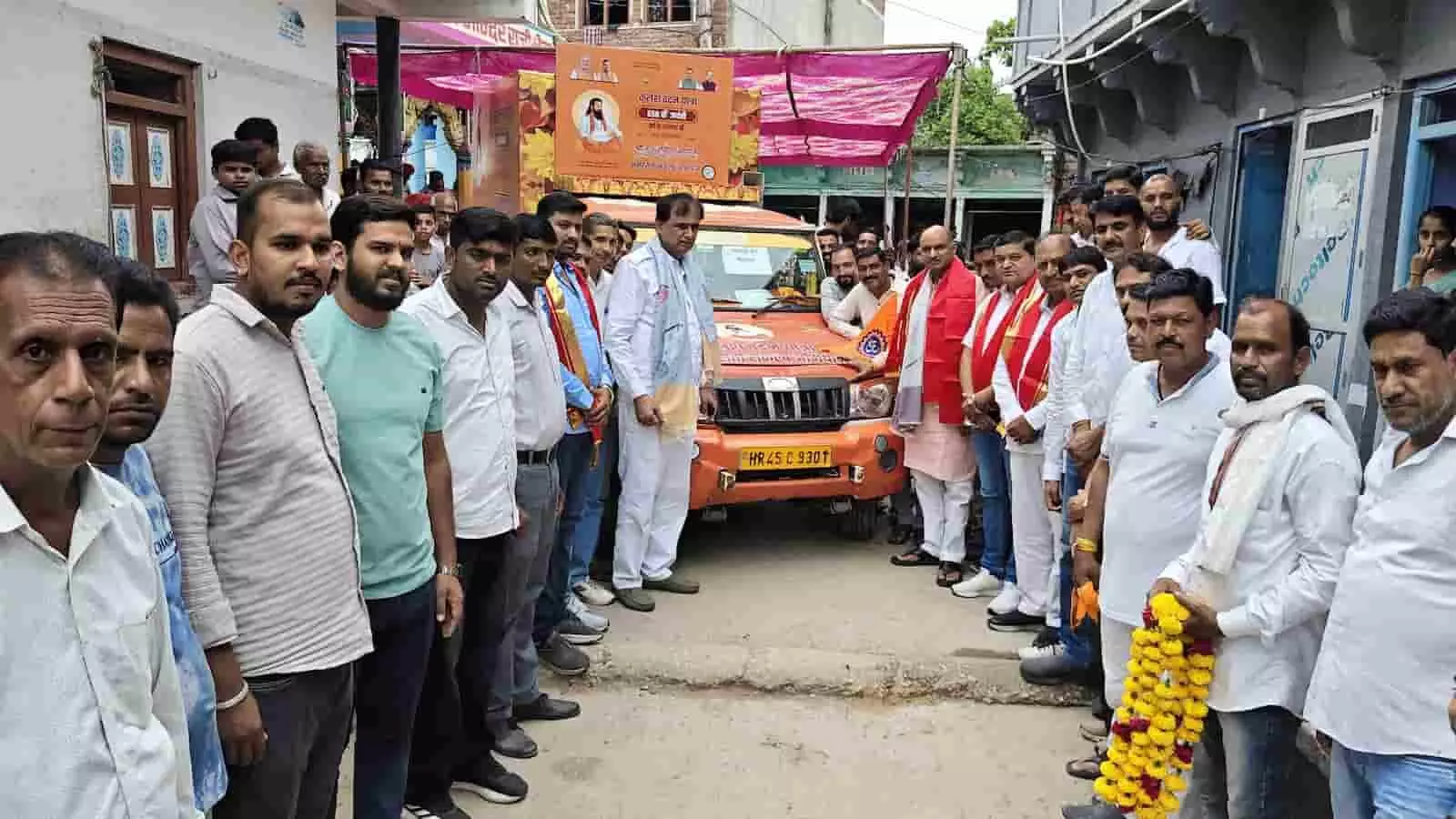 निम्बाहेड़ा के रानीखेड़ा में संत रविदास वंदन कलश यात्रा के दौरान मौजूद ग्रामीण और कार्यकर्ता। निम्बाहेड़ा के रानीखेड़ा में संत रविदास वंदन कलश यात्रा के दौरान मौजूद ग्रामीण और कार्यकर्ता।