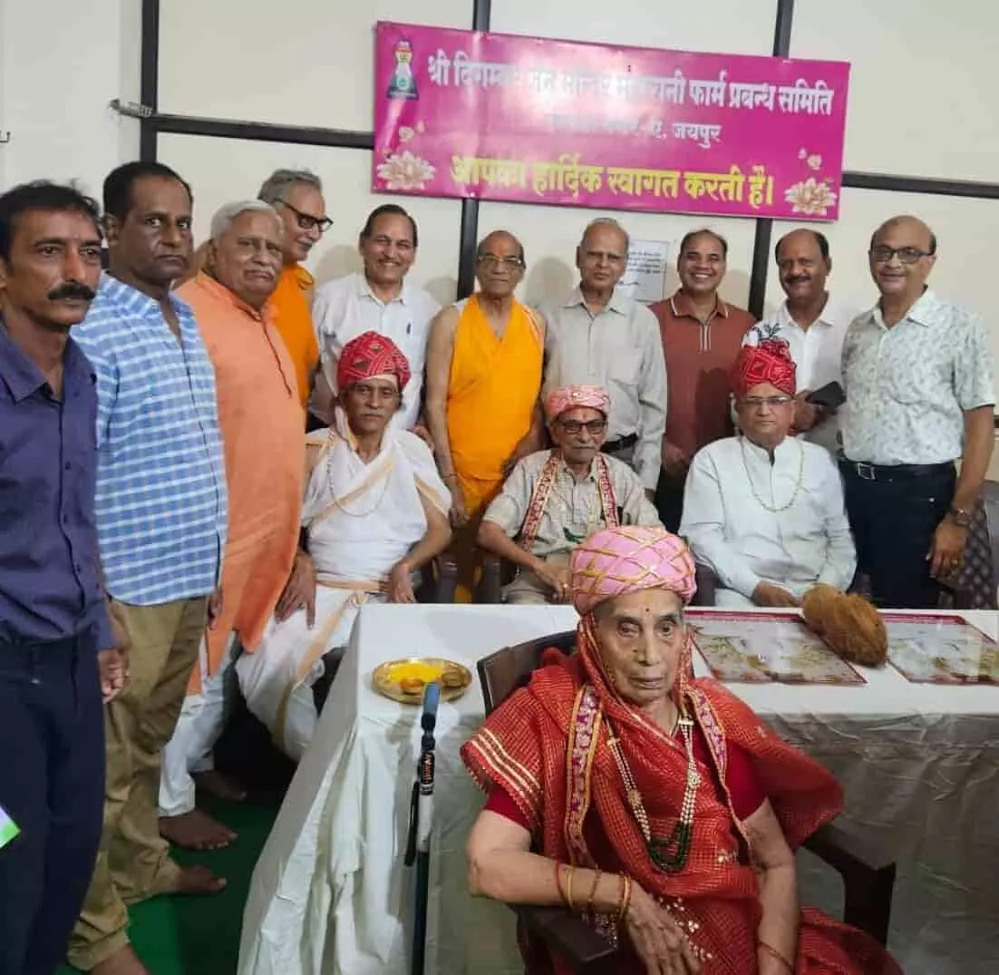 जयपुर के दिगंबर जैन मंदिर में त्यागी व्रतियों के अभिनंदन समारोह में उपस्थित लोग। जयपुर के दिगंबर जैन मंदिर में त्यागी व्रतियों के अभिनंदन समारोह में उपस्थित लोग।
