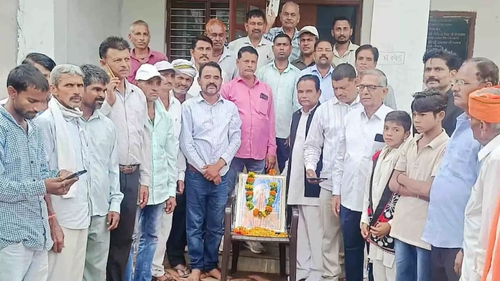 विश्व आदिवासी दिवस के अवसर पर ऋषभदेव में एकत्र कांग्रेस कार्यकर्ता और ग्रामीण। विश्व आदिवासी दिवस के अवसर पर ऋषभदेव में एकत्र कांग्रेस कार्यकर्ता और ग्रामीण।