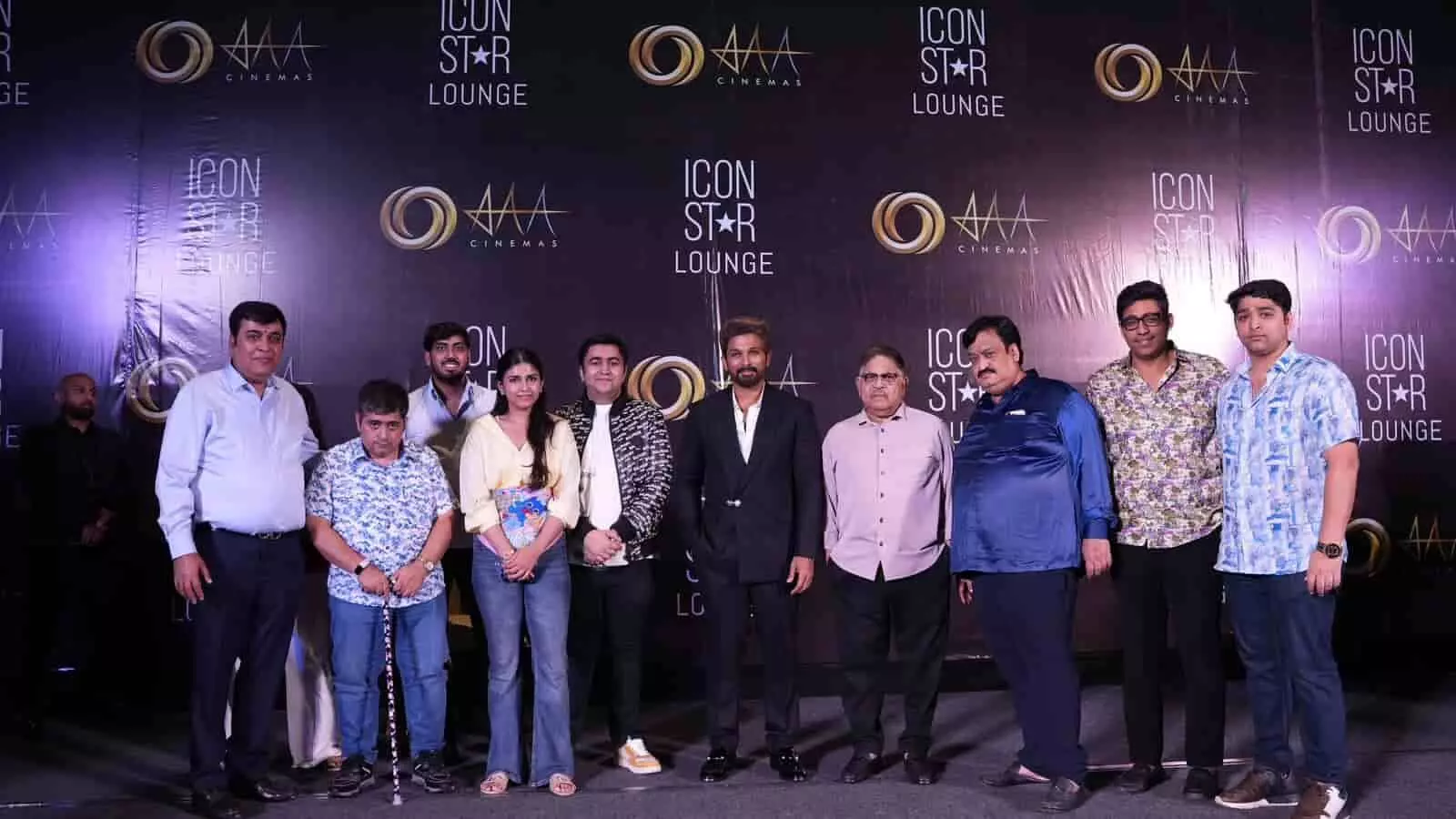 तस्वीर में अभिनेता अल्लू अर्जुन विशाखापत्तनम में आइकॉन स्टार लाउंज के बैनर के सामने अन्य लोगों के साथ खड़े हैं। तस्वीर में अभिनेता अल्लू अर्जुन विशाखापत्तनम में आइकॉन स्टार लाउंज के बैनर के सामने अन्य लोगों के साथ खड़े हैं।