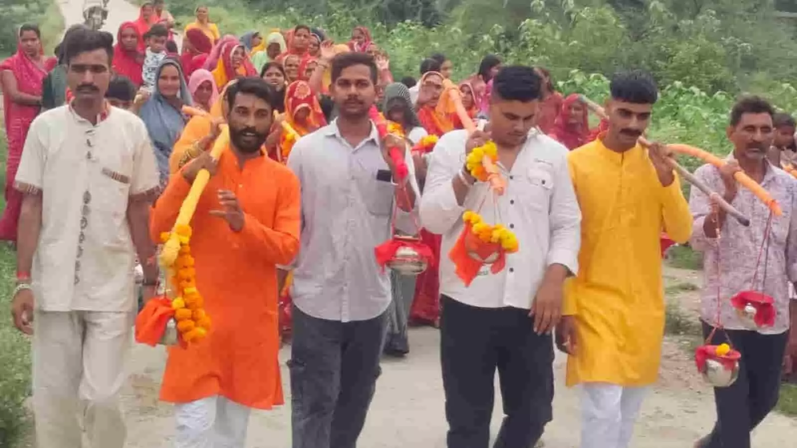 तस्वीर में आकोला के संगेसरा गांव में कांवड़ यात्रा निकालते हुए ग्रामीण श्रद्धालु दिख रहे हैं। तस्वीर में आकोला के संगेसरा गांव में कांवड़ यात्रा निकालते हुए ग्रामीण श्रद्धालु दिख रहे हैं।