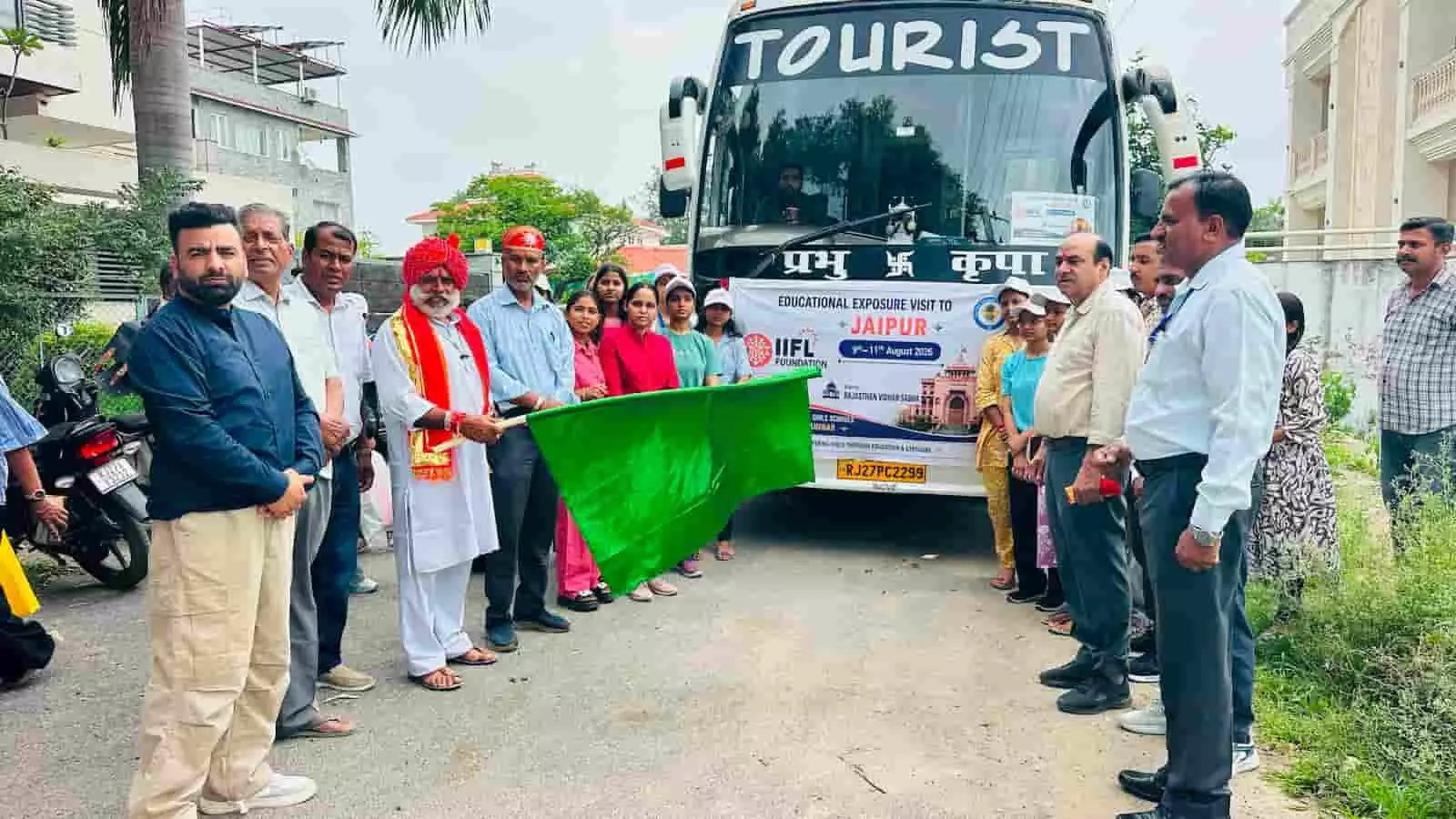 उदयपुर में आईआईएफएल प्रशिक्षण केंद्र के बाहर छात्राओं की बस को हरी झंडी दिखाते विधायक फूलसिंह मीणा। उदयपुर में आईआईएफएल प्रशिक्षण केंद्र के बाहर छात्राओं की बस को हरी झंडी दिखाते विधायक फूलसिंह मीणा।