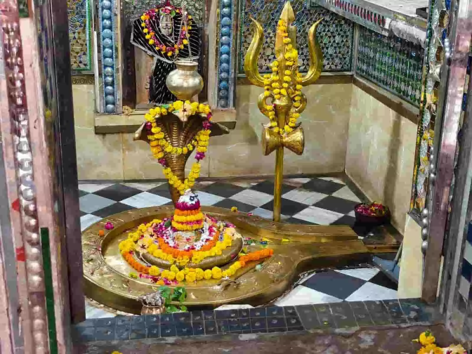 तस्वीर में श्री नीलकंठ महादेव मंदिर बेगूं का गर्भगृह और सजा हुआ शिवलिंग दिख रहा है। तस्वीर में श्री नीलकंठ महादेव मंदिर बेगूं का गर्भगृह और सजा हुआ शिवलिंग दिख रहा है।