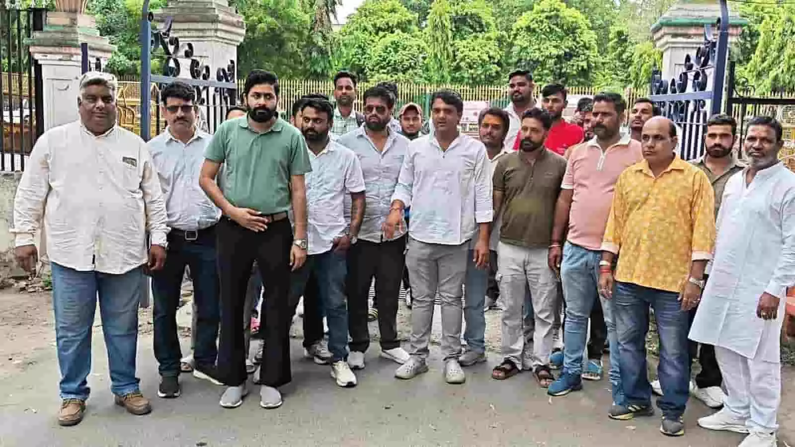 तस्वीर में भीलवाड़ा कलेक्ट्रेट के बाहर प्रदर्शन करते हुए विभिन्न संगठनों के कार्यकर्ता नजर आ रहे हैं। तस्वीर में भीलवाड़ा कलेक्ट्रेट के बाहर प्रदर्शन करते हुए विभिन्न संगठनों के कार्यकर्ता नजर आ रहे हैं।