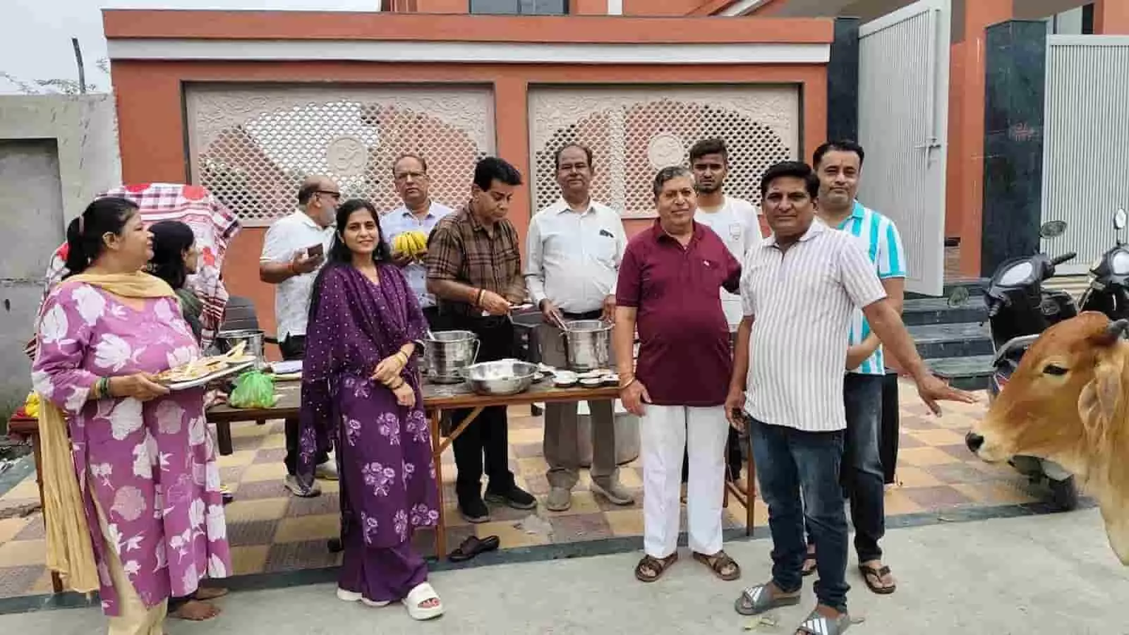 तस्वीर में प्रेमप्रकाश आश्रम के बाहर खड़े लोग और सेवा कार्य का दृश्य दिखाई दे रहा है। तस्वीर में प्रेमप्रकाश आश्रम के बाहर खड़े लोग और सेवा कार्य का दृश्य दिखाई दे रहा है।