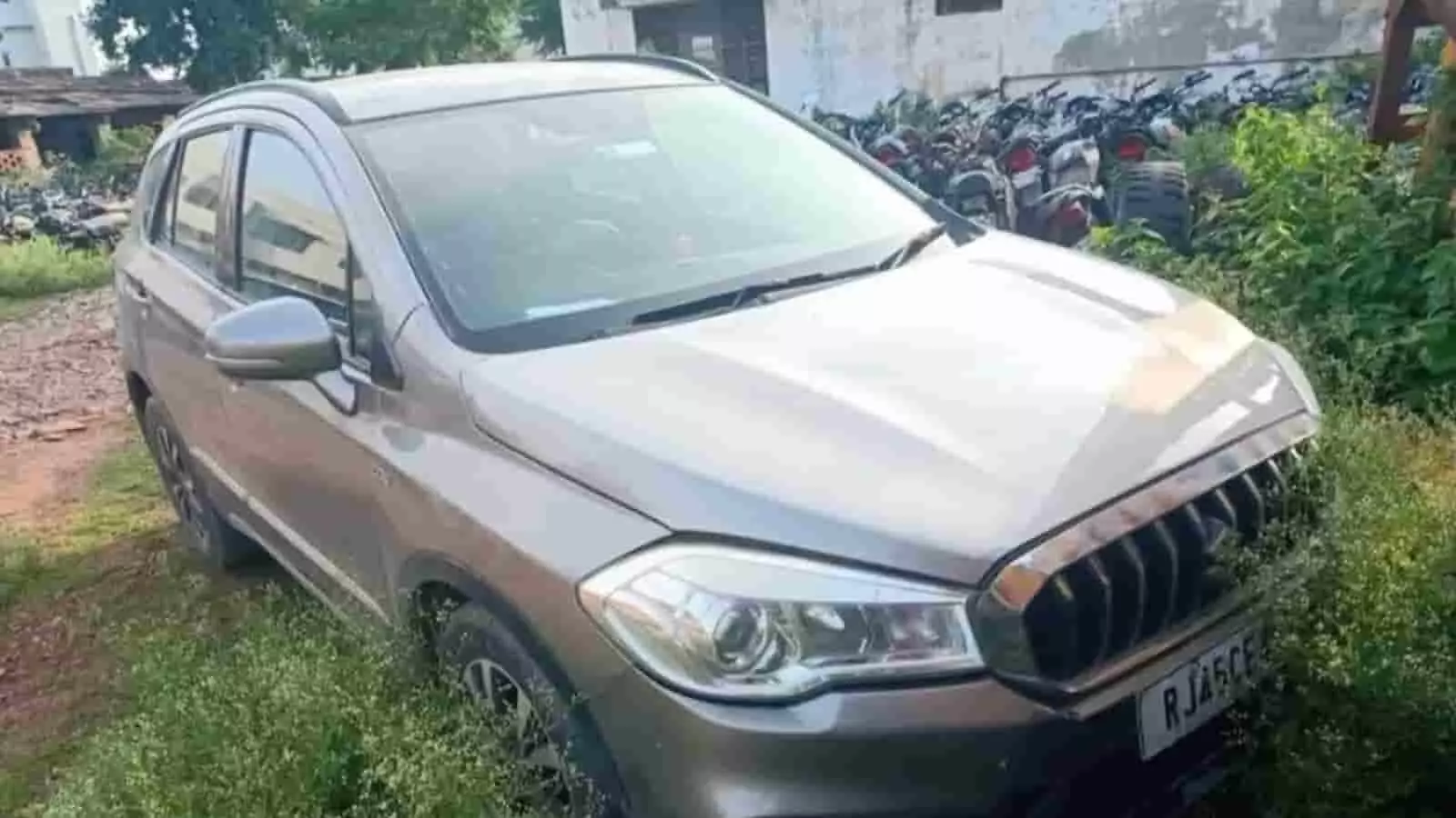 तस्वीर में बिजौलिया में पुलिस कार्रवाई के दौरान जब्त की गई लग्जरी कार खड़ी दिखाई दे रही है। तस्वीर में बिजौलिया में पुलिस कार्रवाई के दौरान जब्त की गई लग्जरी कार खड़ी दिखाई दे रही है।