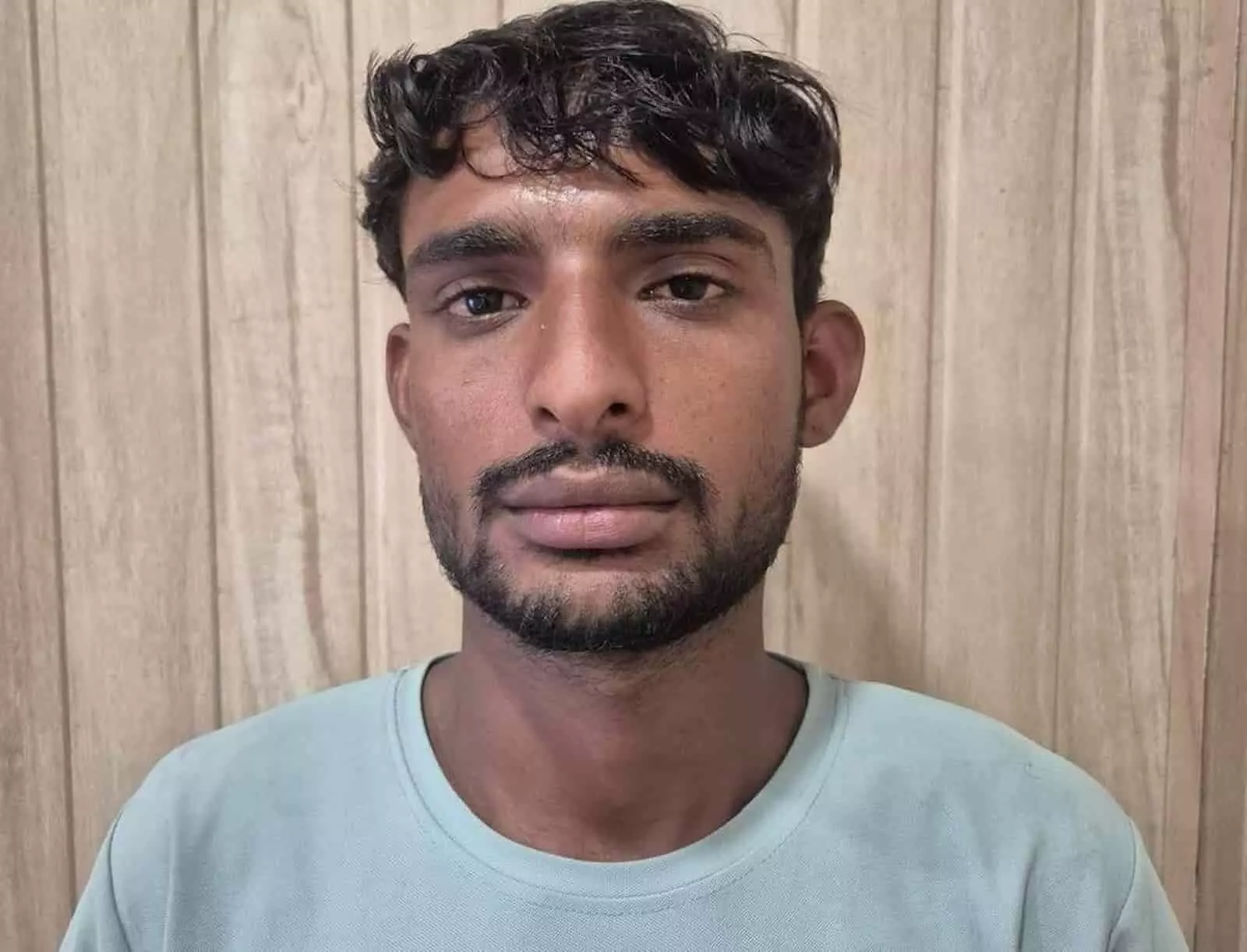 तस्वीर में भीलवाड़ा के बनेड़ा में सोशल मीडिया पर भ्रम फैलाने के आरोप में गिरफ्तार आरोपी दिख रहा है। तस्वीर में भीलवाड़ा के बनेड़ा में सोशल मीडिया पर भ्रम फैलाने के आरोप में गिरफ्तार आरोपी दिख रहा है।