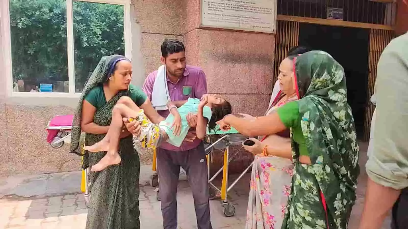 तस्वीर में एटा के अस्पताल के बाहर घायल बच्ची को गोद में उठाए परिजन दिख रहे हैं। तस्वीर में एटा के अस्पताल के बाहर घायल बच्ची को गोद में उठाए परिजन दिख रहे हैं।