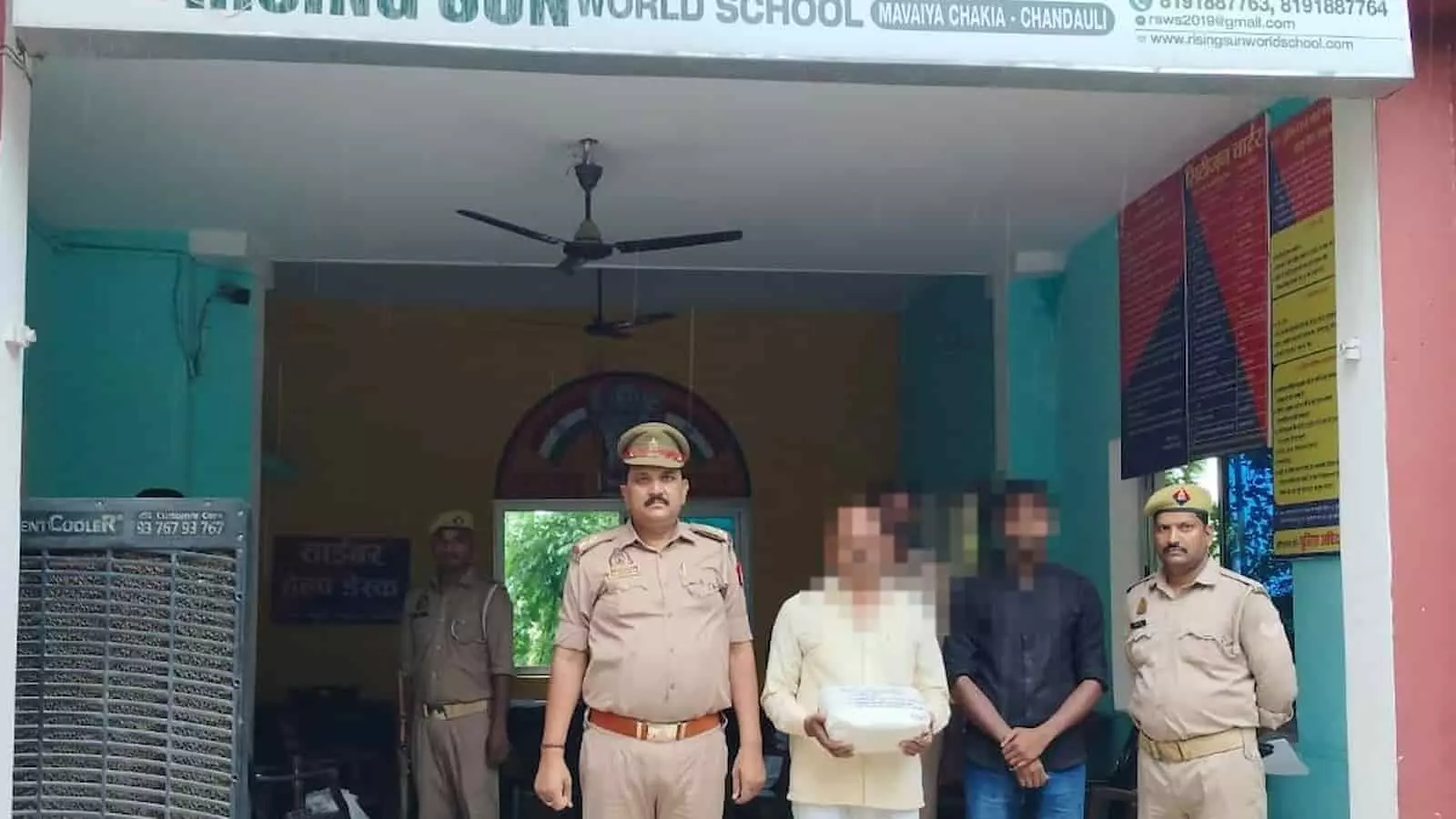 तस्वीर में बबुरी थाने के बाहर पुलिसकर्मी और दो संदिग्ध खड़े दिखाई दे रहे हैं। तस्वीर में बबुरी थाने के बाहर पुलिसकर्मी और दो संदिग्ध खड़े दिखाई दे रहे हैं।