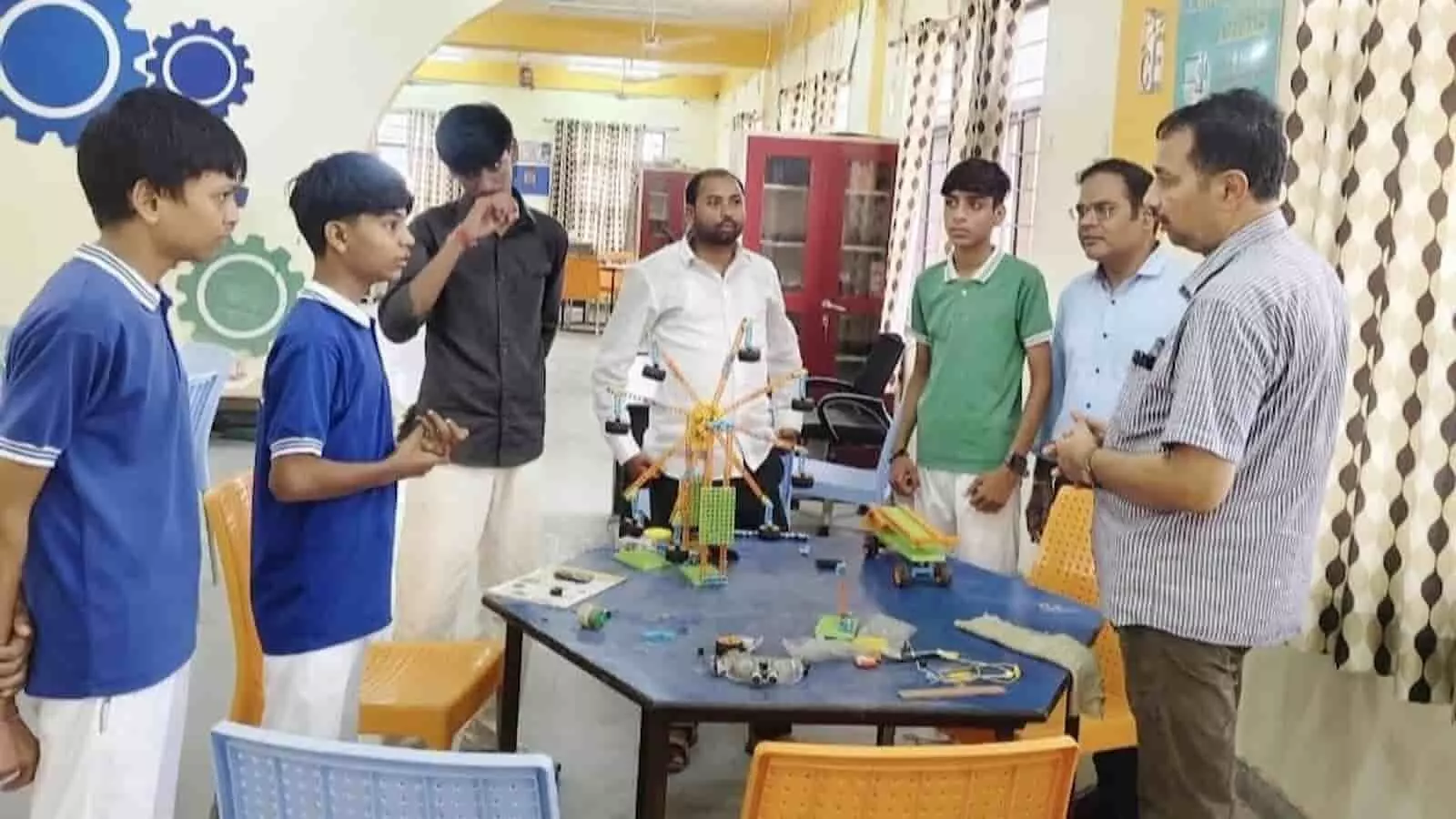 तस्वीर में जिला शिक्षा अधिकारी और छात्र स्कूल के एक कमरे में बातचीत करते दिख रहे हैं. तस्वीर में जिला शिक्षा अधिकारी और छात्र स्कूल के एक कमरे में बातचीत करते दिख रहे हैं.