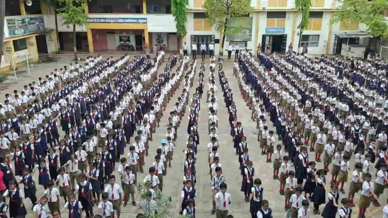 तस्वीर में नंदुरबार के विद्यालय परिसर में सामूहिक शपथ लेते हुए स्कूली विद्यार्थी दिख रहे हैं। तस्वीर में नंदुरबार के विद्यालय परिसर में सामूहिक शपथ लेते हुए स्कूली विद्यार्थी दिख रहे हैं।