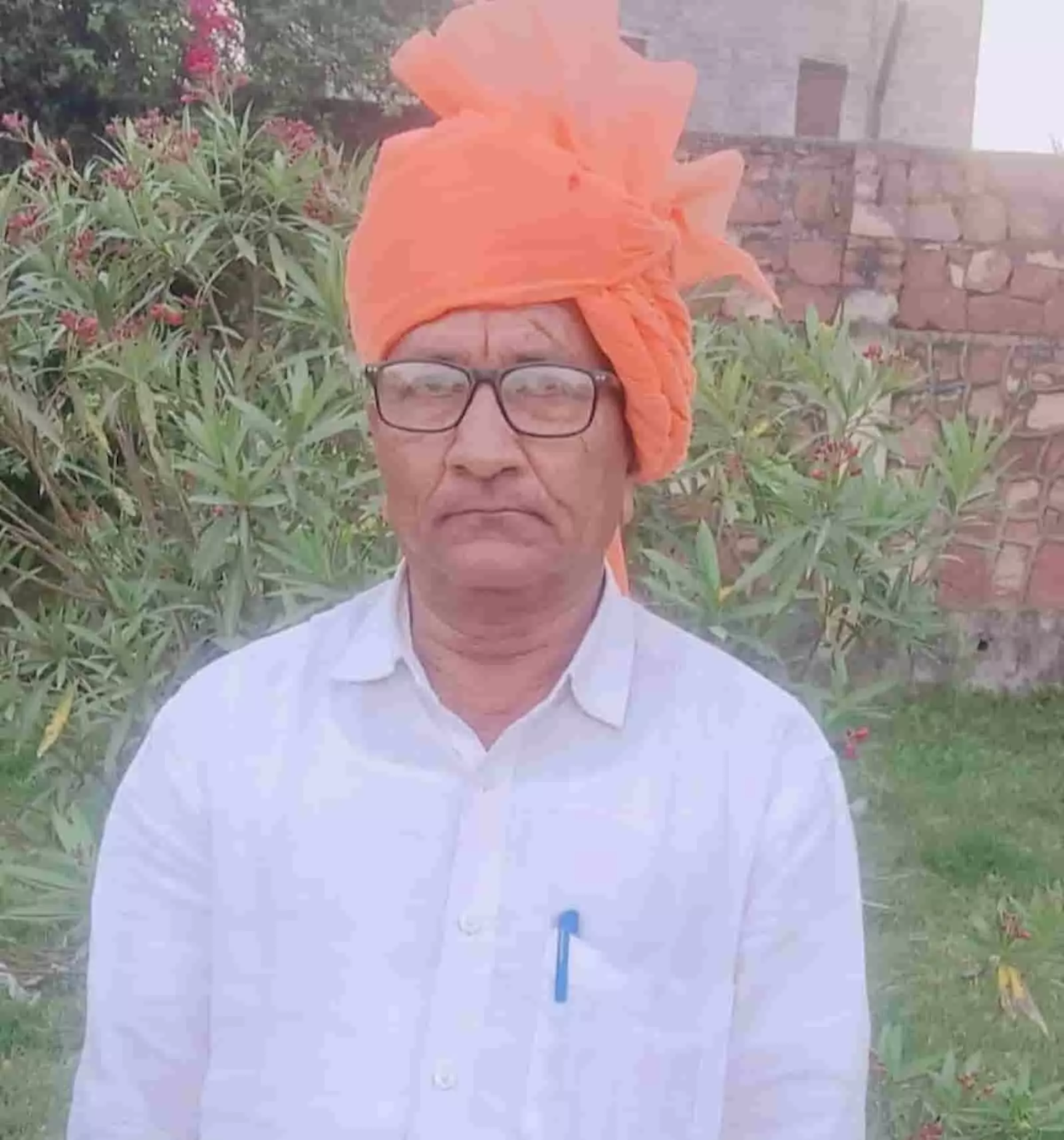 तस्वीर में विजय सिंह डागुर सफेद शर्ट और नारंगी साफा पहने हिंडौन सिटी में खड़े दिखाई दे रहे हैं। तस्वीर में विजय सिंह डागुर सफेद शर्ट और नारंगी साफा पहने हिंडौन सिटी में खड़े दिखाई दे रहे हैं।