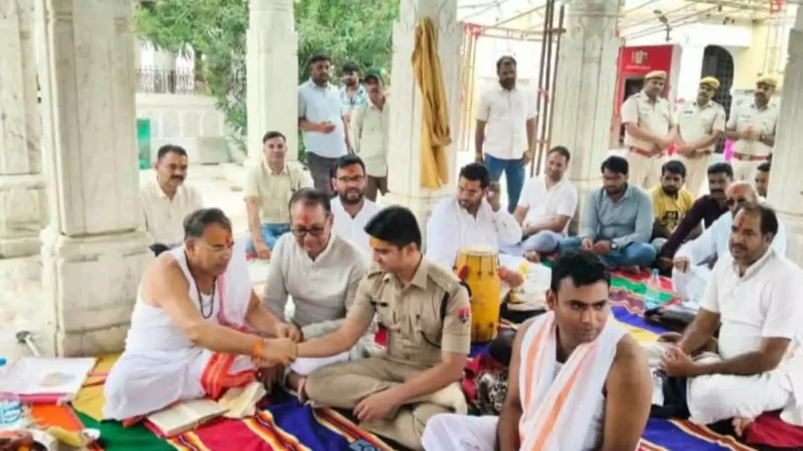 कोटेश्वर महादेव मंदिर में एसपी हेमंत कलाल और अन्य लोगों के साथ पूजा करते पंडित। कोटेश्वर महादेव मंदिर में एसपी हेमंत कलाल और अन्य लोगों के साथ पूजा करते पंडित।