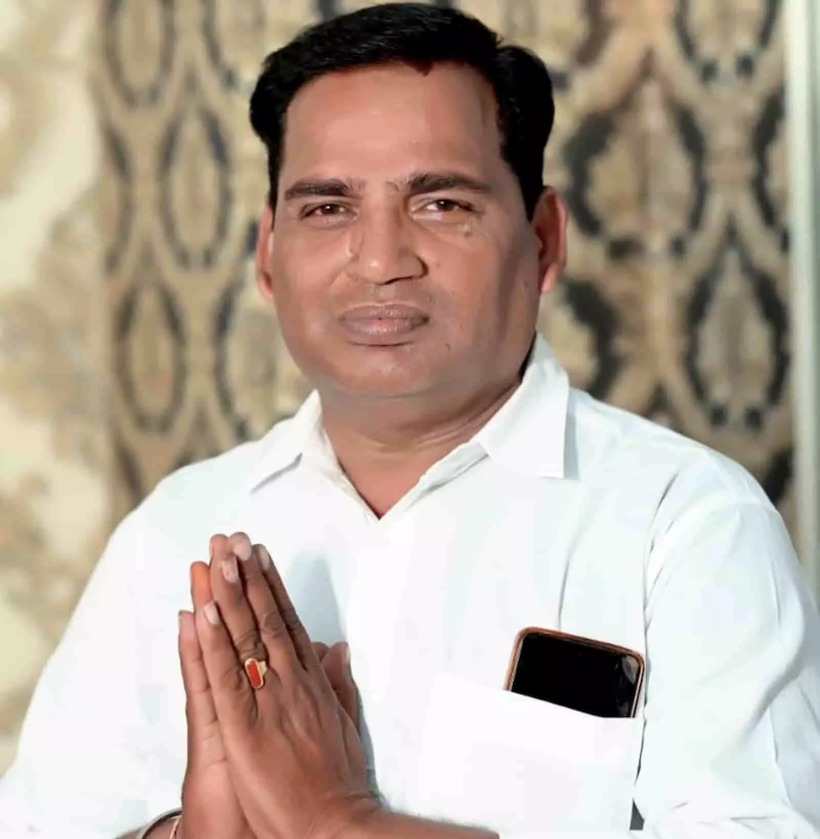 तस्वीर में मिथलेश व्यास सफेद शर्ट पहनकर हाथ जोड़े खड़े हैं। तस्वीर में मिथलेश व्यास सफेद शर्ट पहनकर हाथ जोड़े खड़े हैं।