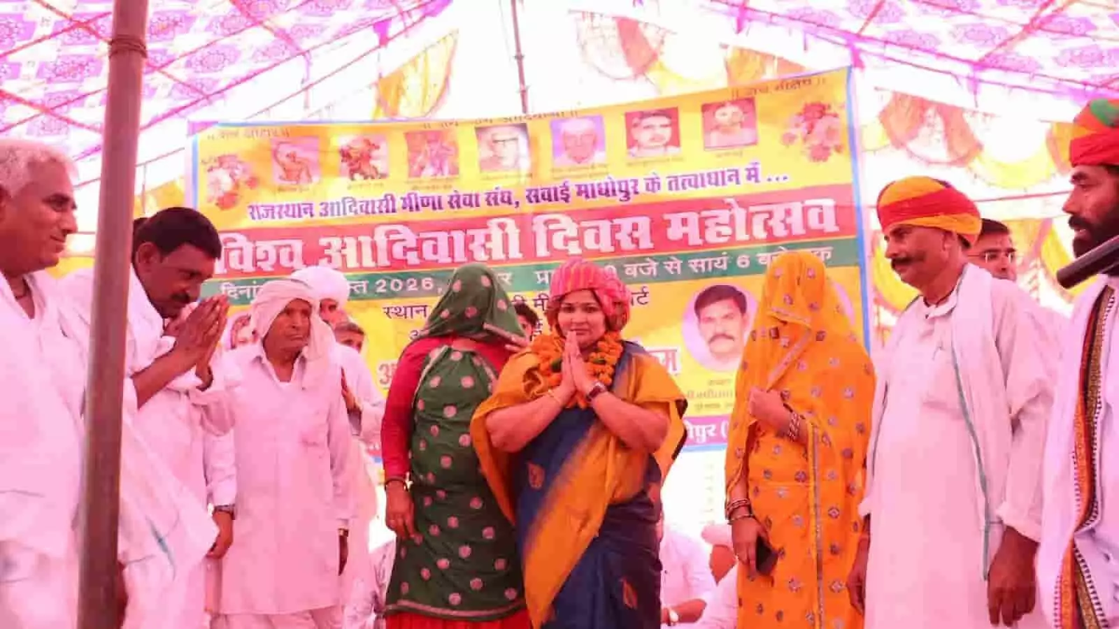 तस्वीर में विधायक इंदिरा मीणा मंच पर हाथ जोड़े खड़ी हैं और आसपास ग्रामीण लोग खड़े हैं। तस्वीर में विधायक इंदिरा मीणा मंच पर हाथ जोड़े खड़ी हैं और आसपास ग्रामीण लोग खड़े हैं।
