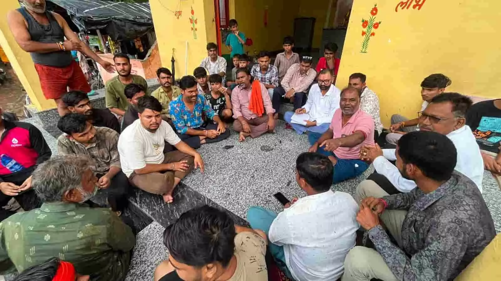 सवाई माधोपुर में श्री गणेश महोत्सव की बैठक के दौरान चर्चा करते समिति सदस्य। सवाई माधोपुर में श्री गणेश महोत्सव की बैठक के दौरान चर्चा करते समिति सदस्य।
