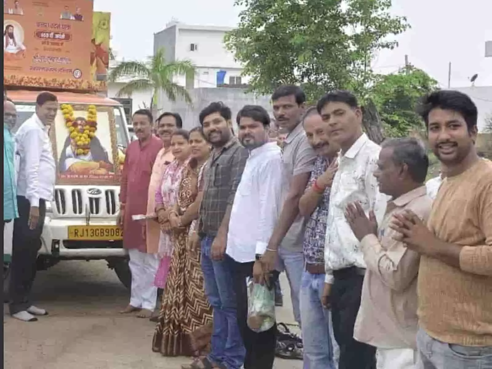 तस्वीर में बारां में वाहन के सामने खड़े भाजपा जिलाध्यक्ष नरेश सिंह सिकरवार और अन्य लोग। तस्वीर में बारां में वाहन के सामने खड़े भाजपा जिलाध्यक्ष नरेश सिंह सिकरवार और अन्य लोग।