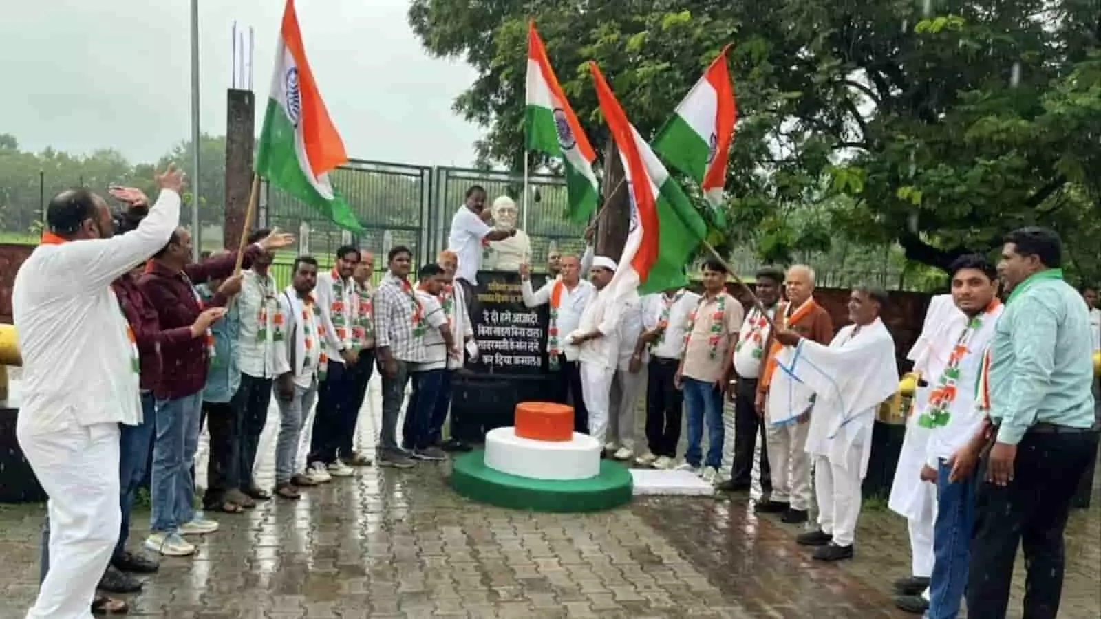 तस्वीर में कांग्रेस कार्यकर्ता हाथ में तिरंगा झंडा थामे बारां में प्रदर्शन करते दिख रहे हैं। तस्वीर में कांग्रेस कार्यकर्ता हाथ में तिरंगा झंडा थामे बारां में प्रदर्शन करते दिख रहे हैं।