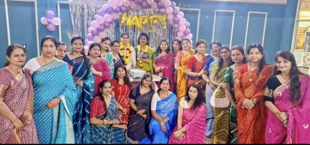 सावन स्नेहभोज कार्यक्रम के दौरान पारंपरिक वेशभूषा में उपस्थित सनाढ्य ब्राह्मण महिला मंडल की सदस्याएं। सावन स्नेहभोज कार्यक्रम के दौरान पारंपरिक वेशभूषा में उपस्थित सनाढ्य ब्राह्मण महिला मंडल की सदस्याएं।