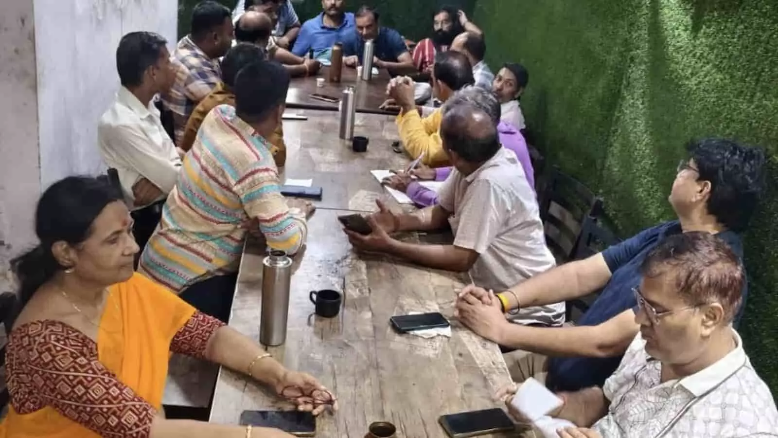 तस्वीर में चारमूर्ति चौराहा स्थित होटल में बैठक करते हुए ब्राह्मण कल्याण परिषद के सदस्य नजर आ रहे हैं। तस्वीर में चारमूर्ति चौराहा स्थित होटल में बैठक करते हुए ब्राह्मण कल्याण परिषद के सदस्य नजर आ रहे हैं।