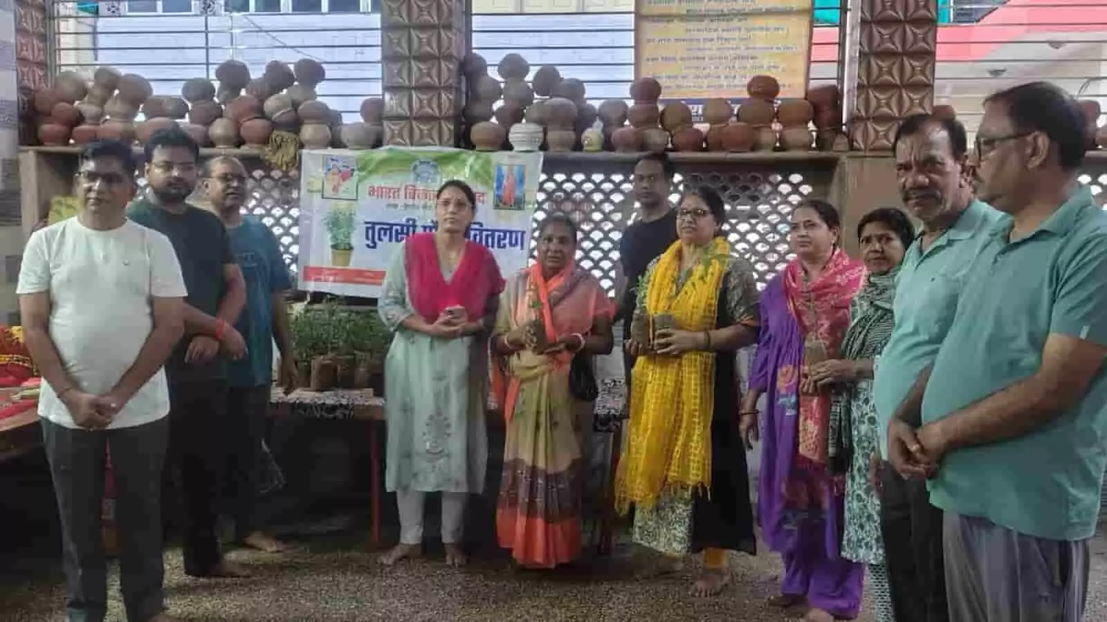 तस्वीर में हिण्डौन सिटी के शिवालय मंदिर में भारत विकास परिषद् के सदस्य तुलसी के पौधे वितरित करते दिख रहे हैं। तस्वीर में हिण्डौन सिटी के शिवालय मंदिर में भारत विकास परिषद् के सदस्य तुलसी के पौधे वितरित करते दिख रहे हैं।