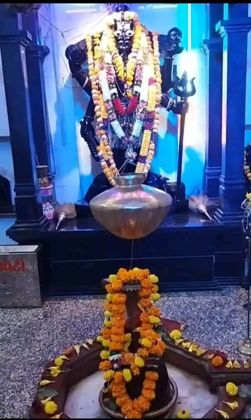 तस्वीर में बाबा महाकाल धाम कारछा मंदिर के गर्भगृह में सजे हुए शिवलिंग और भगवान शिव की मूर्ति दिख रही है। तस्वीर में बाबा महाकाल धाम कारछा मंदिर के गर्भगृह में सजे हुए शिवलिंग और भगवान शिव की मूर्ति दिख रही है।