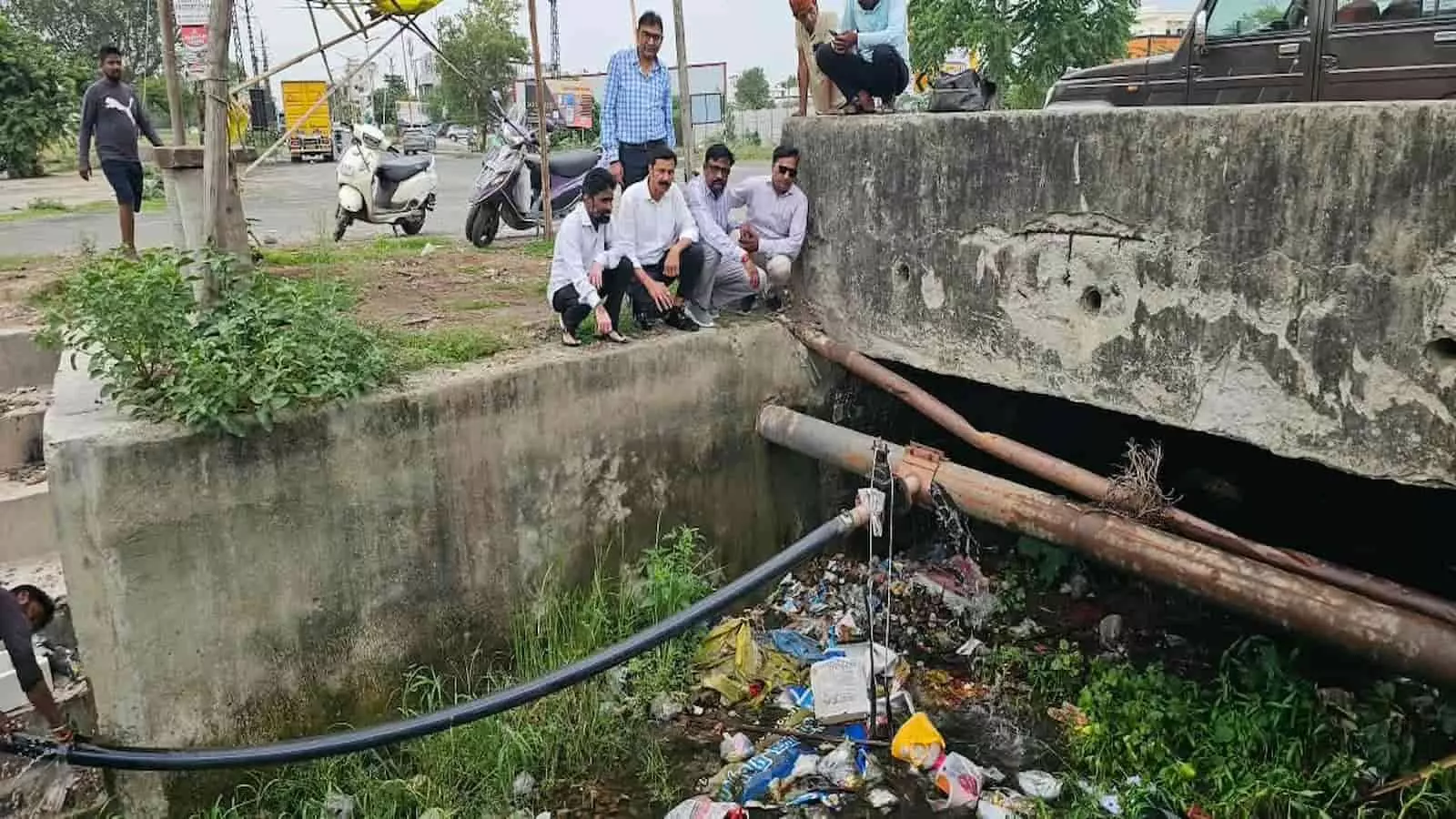 भीलवाड़ा के आजाद नगर में पाइपलाइन मरम्मत के दौरान लीकेज स्थल पर खड़े राजस्थान जन मंच के सदस्य। भीलवाड़ा के आजाद नगर में पाइपलाइन मरम्मत के दौरान लीकेज स्थल पर खड़े राजस्थान जन मंच के सदस्य।