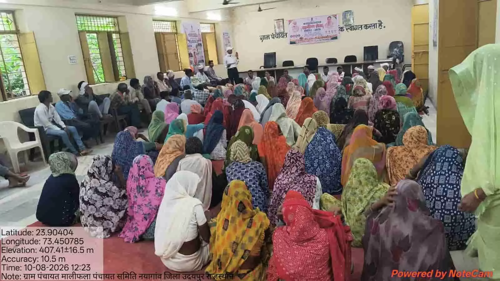 तस्वीर में नयागांव ब्लॉक की ग्राम पंचायत मालीफला में आयोजित सामाजिक अंकेक्षण ग्राम सभा में बैठे ग्रामीण दिख रहे हैं। तस्वीर में नयागांव ब्लॉक की ग्राम पंचायत मालीफला में आयोजित सामाजिक अंकेक्षण ग्राम सभा में बैठे ग्रामीण दिख रहे हैं।