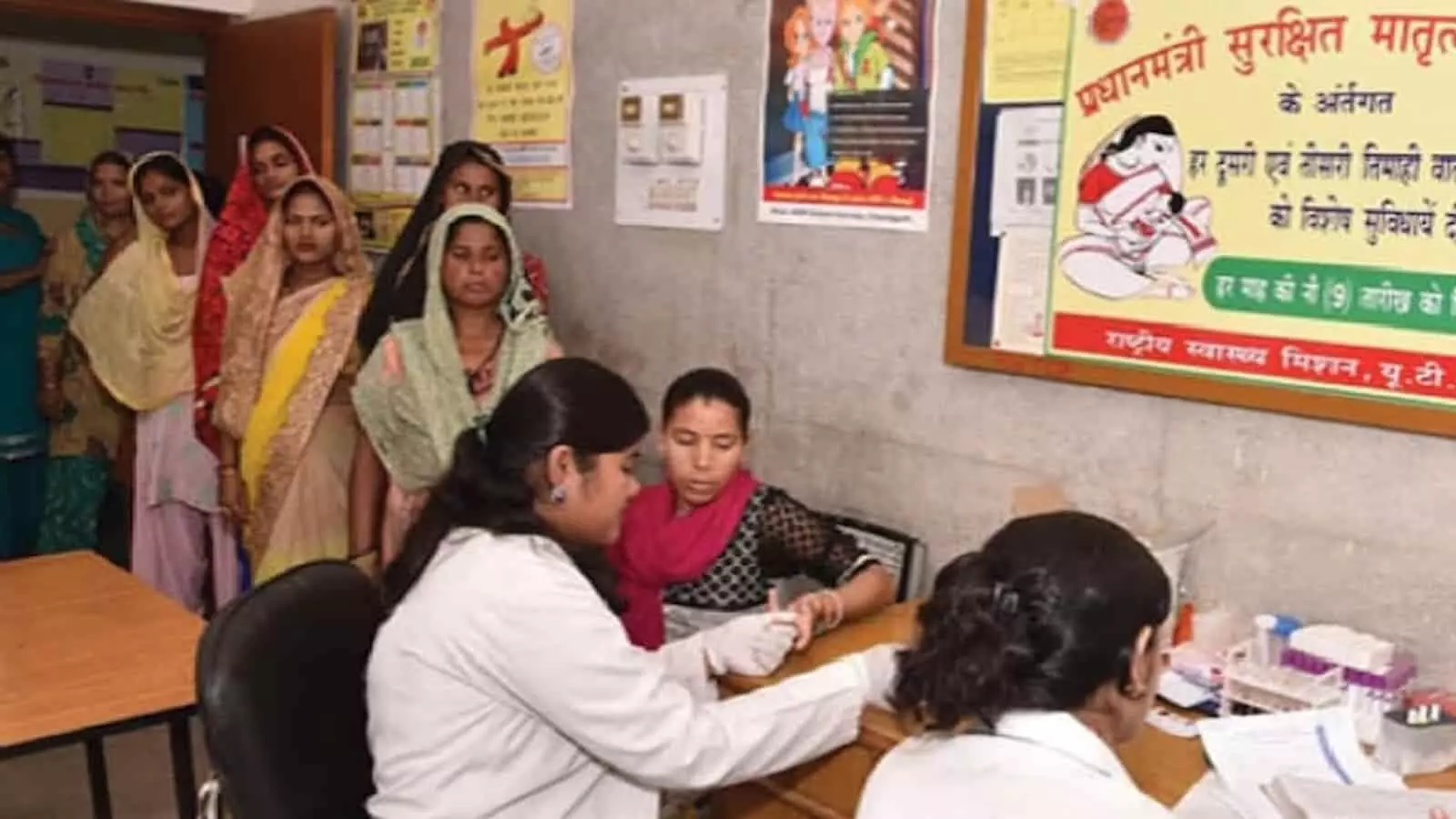 तस्वीर में चिकित्सा केंद्र के भीतर स्वास्थ्य परीक्षण करातीं गर्भवती महिलाएं और डॉक्टर नजर आ रही हैं। तस्वीर में चिकित्सा केंद्र के भीतर स्वास्थ्य परीक्षण करातीं गर्भवती महिलाएं और डॉक्टर नजर आ रही हैं।
