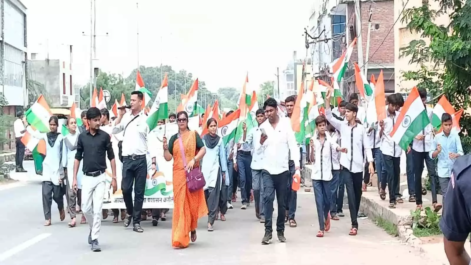 करौली के स्टेडियम में हाथों में राष्ट्रीय ध्वज थामे तिरंगा रैली में शामिल लोग। करौली के स्टेडियम में हाथों में राष्ट्रीय ध्वज थामे तिरंगा रैली में शामिल लोग।