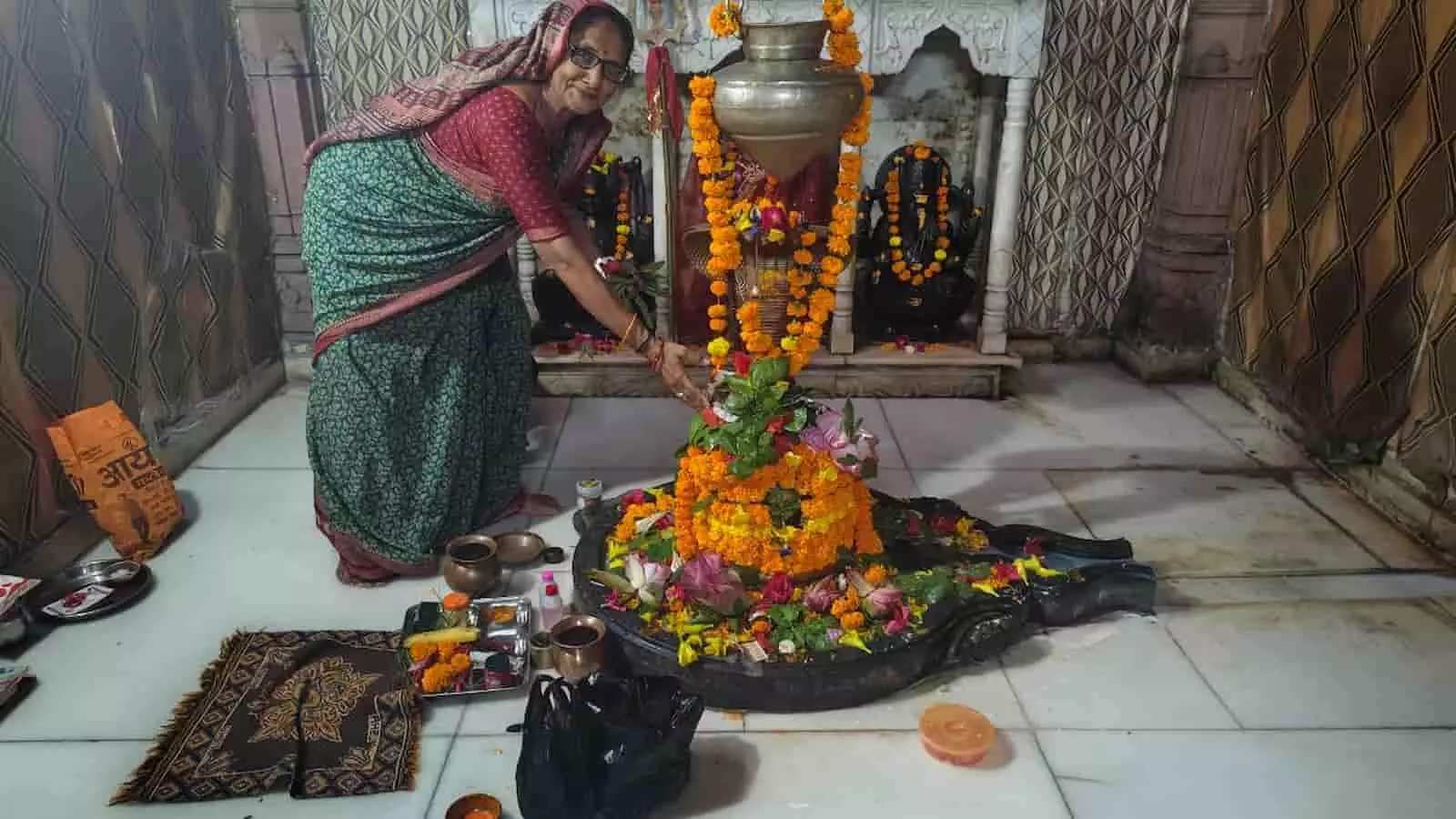 तस्वीर में महिला श्रद्धालु नयागांव के मंदिर में शिवलिंग पर जलाभिषेक कर रही हैं। तस्वीर में महिला श्रद्धालु नयागांव के मंदिर में शिवलिंग पर जलाभिषेक कर रही हैं।
