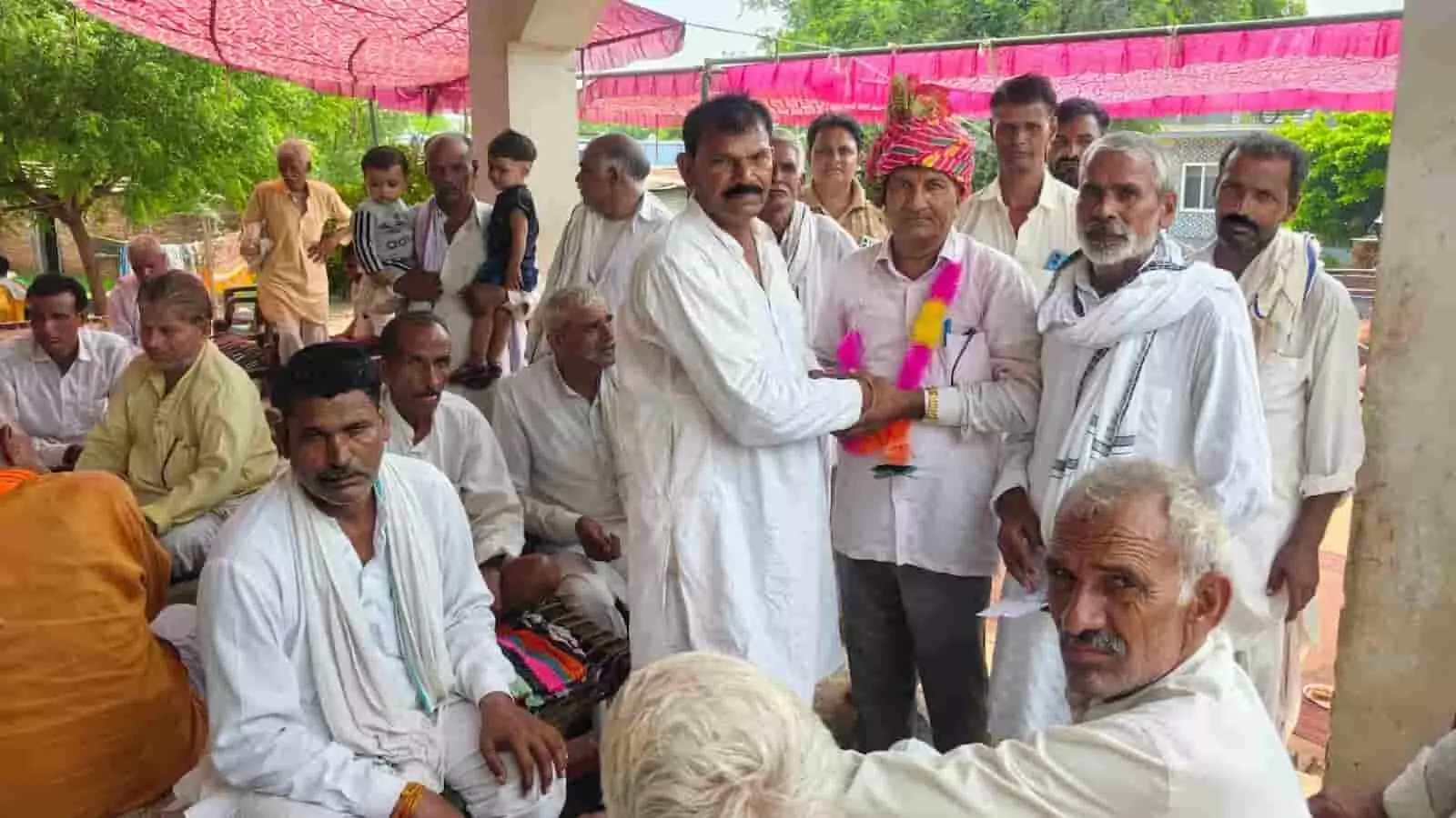 स्वीर में हिंडौन में स्वागत कार्यक्रम के दौरान ग्रामीण और गणमान्य व्यक्ति नजर आ रहे हैं। स्वीर में हिंडौन में स्वागत कार्यक्रम के दौरान ग्रामीण और गणमान्य व्यक्ति नजर आ रहे हैं।