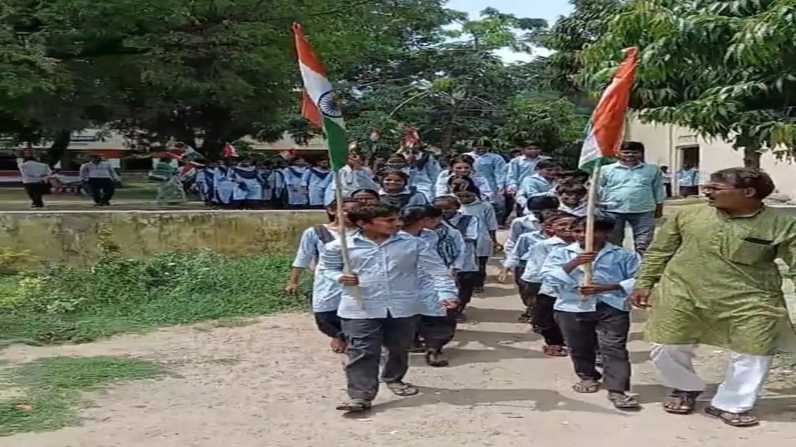 बड़ागांव सरवर की सड़क पर हाथ में राष्ट्रीय ध्वज थामकर तिरंगा रैली निकालते स्कूल के छात्र। बड़ागांव सरवर की सड़क पर हाथ में राष्ट्रीय ध्वज थामकर तिरंगा रैली निकालते स्कूल के छात्र।