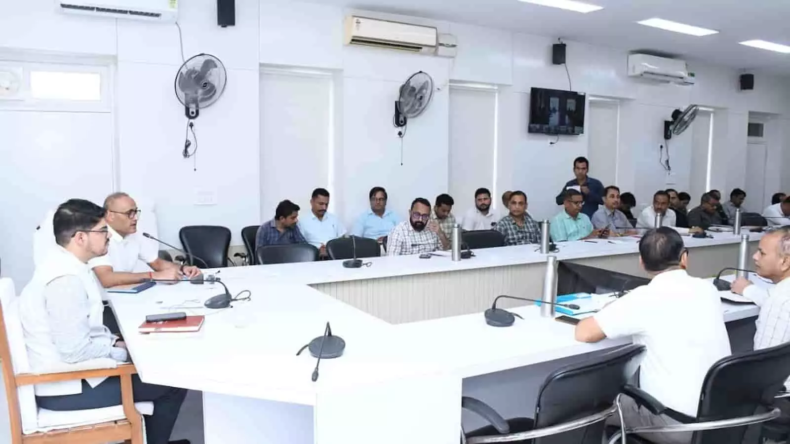 तस्वीर में सवाई माधोपुर कलेक्ट्रेट सभागार में समीक्षा बैठक लेते अधिकारी दिख रहे हैं। तस्वीर में सवाई माधोपुर कलेक्ट्रेट सभागार में समीक्षा बैठक लेते अधिकारी दिख रहे हैं।