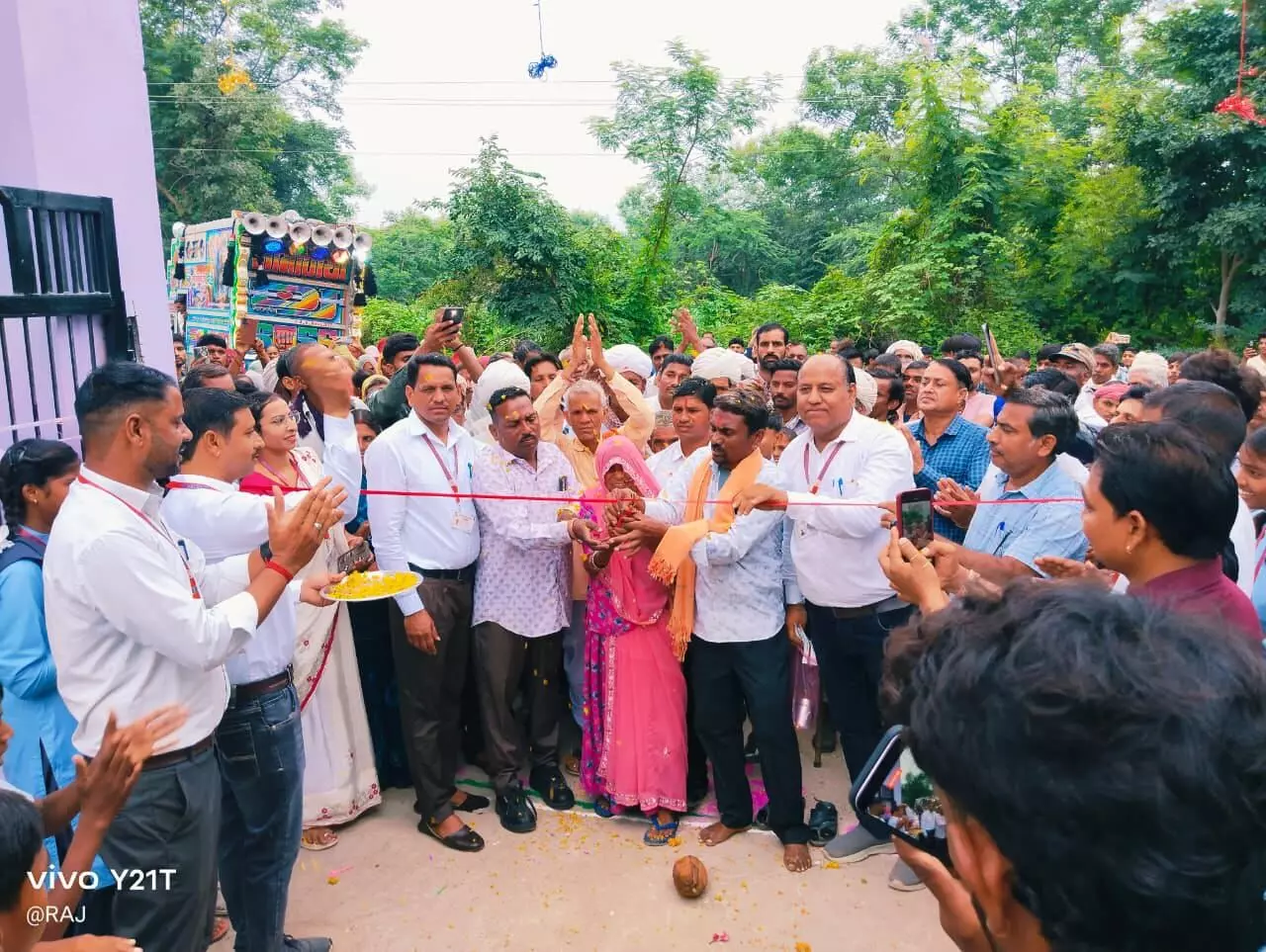 मासिंगपुरा विद्यालय के नए प्रवेश द्वार का उद्घाटन करते हुए ग्रामीण और अतिथि। मासिंगपुरा विद्यालय के नए प्रवेश द्वार का उद्घाटन करते हुए ग्रामीण और अतिथि।