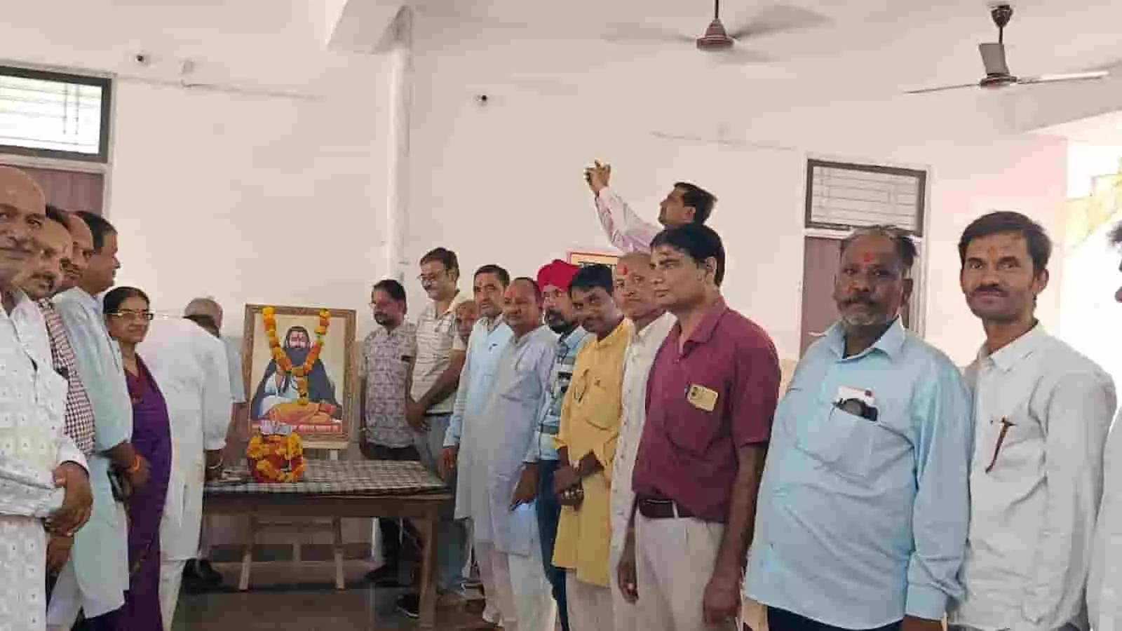तस्वीर में सवाई माधोपुर में संत रविदास महाराज की प्रतिमा के पास खड़े लोग दिख रहे हैं। तस्वीर में सवाई माधोपुर में संत रविदास महाराज की प्रतिमा के पास खड़े लोग दिख रहे हैं।