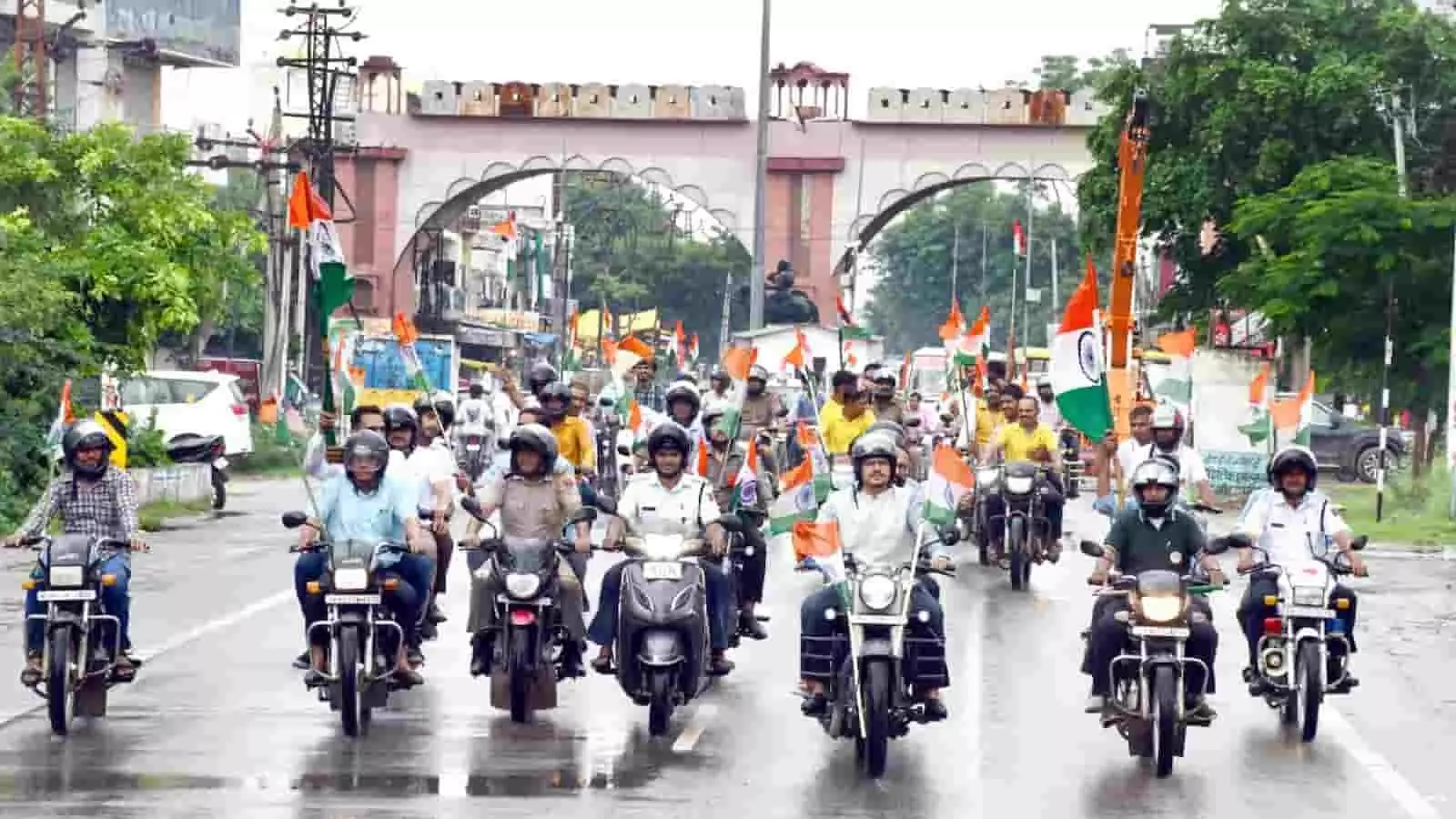 सवाई माधोपुर में हाथों में राष्ट्रीय ध्वज थामकर बाइक चलाते लोग तिरंगा रैली में शामिल। सवाई माधोपुर में हाथों में राष्ट्रीय ध्वज थामकर बाइक चलाते लोग तिरंगा रैली में शामिल।