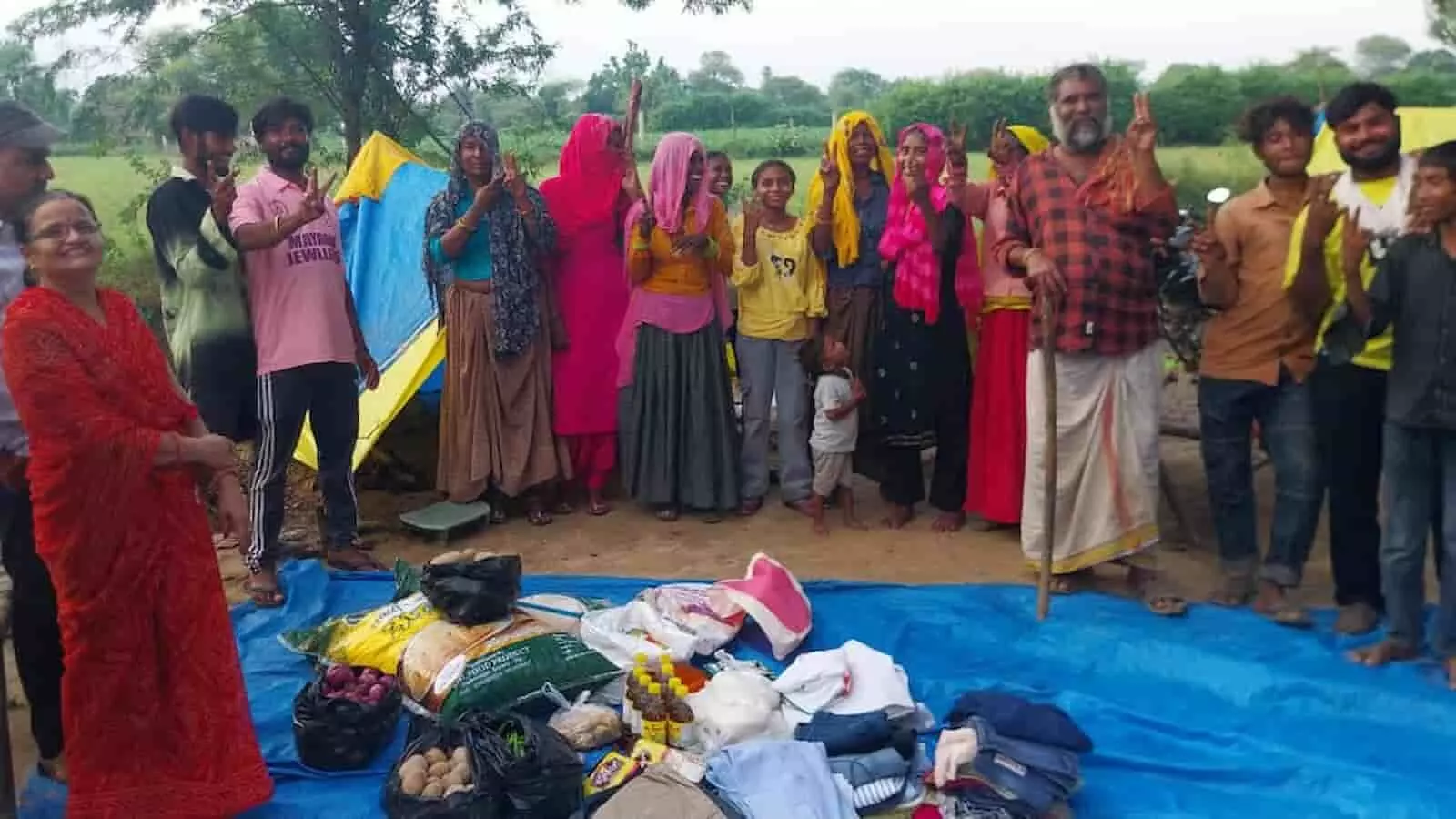 भुसावर में घुमंतू परिवारों के साथ राशन सामग्री के पास खड़े लोग और संस्था के सदस्य। भुसावर में घुमंतू परिवारों के साथ राशन सामग्री के पास खड़े लोग और संस्था के सदस्य।