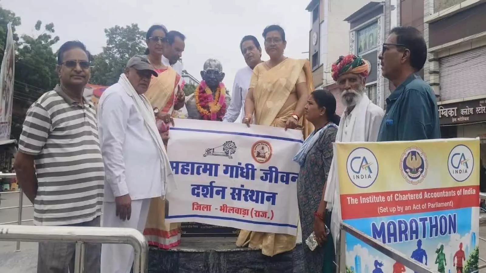 भीलवाड़ा के गांधी सर्किल में महात्मा गांधी की प्रतिमा पर माल्यार्पण करते संस्था के सदस्य। भीलवाड़ा के गांधी सर्किल में महात्मा गांधी की प्रतिमा पर माल्यार्पण करते संस्था के सदस्य।