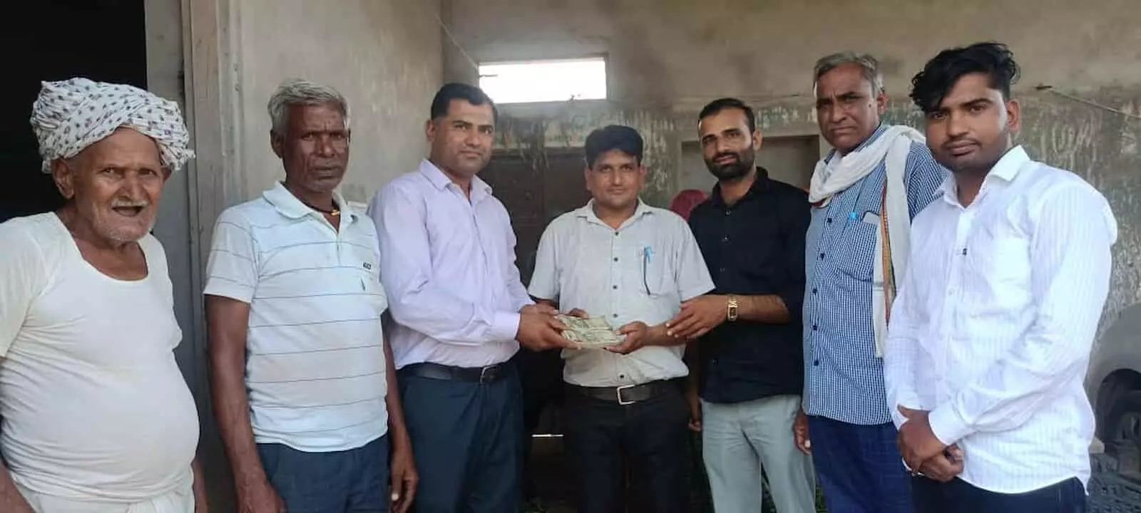 तस्वीर में बौंली के लाखनपुर में अध्यापक और ग्रामीण एक व्यक्ति को पैसों की गड्डी सौंपते हुए नजर आ रहे हैं। तस्वीर में बौंली के लाखनपुर में अध्यापक और ग्रामीण एक व्यक्ति को पैसों की गड्डी सौंपते हुए नजर आ रहे हैं।